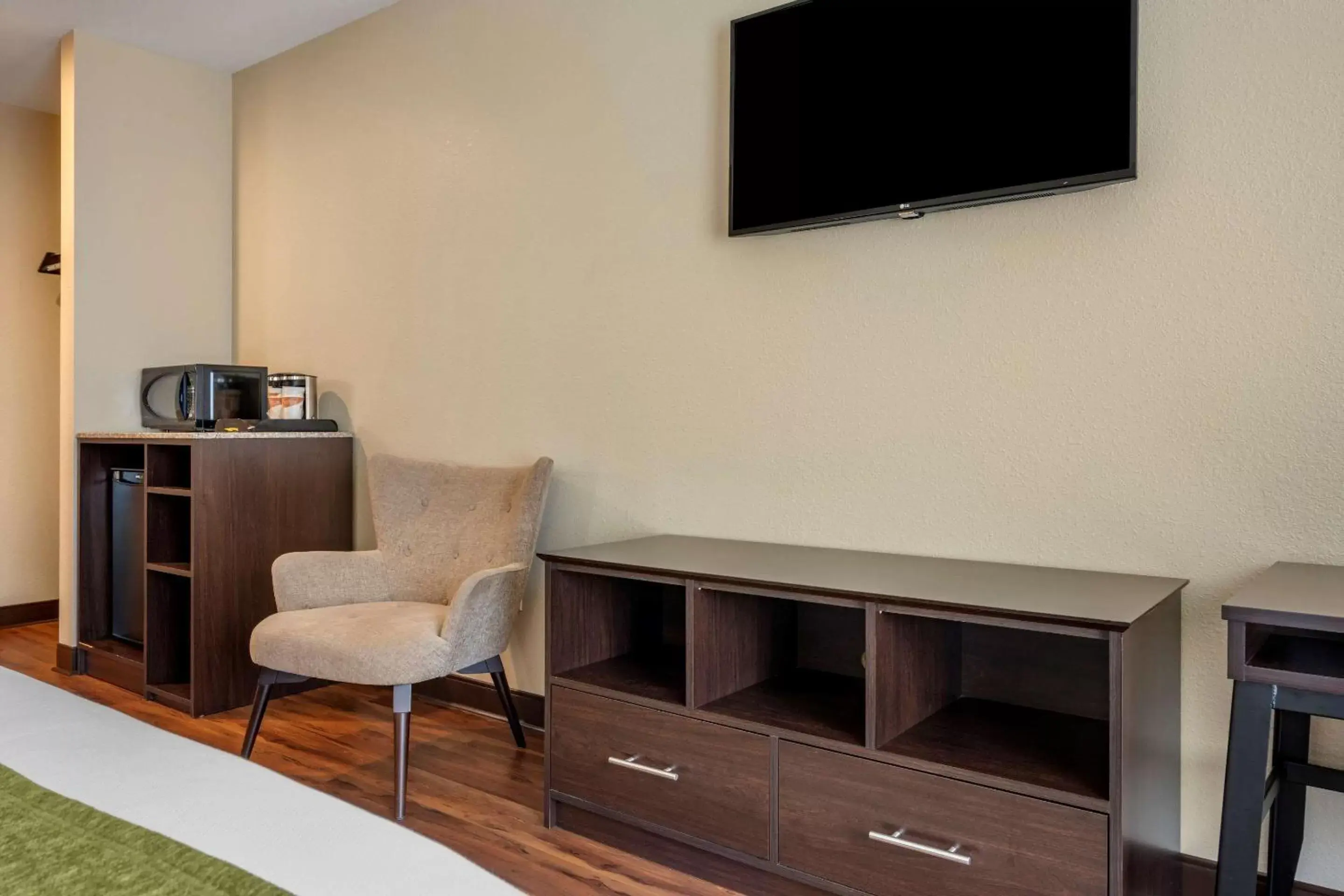 Bedroom, TV/Entertainment Center in Comfort Inn