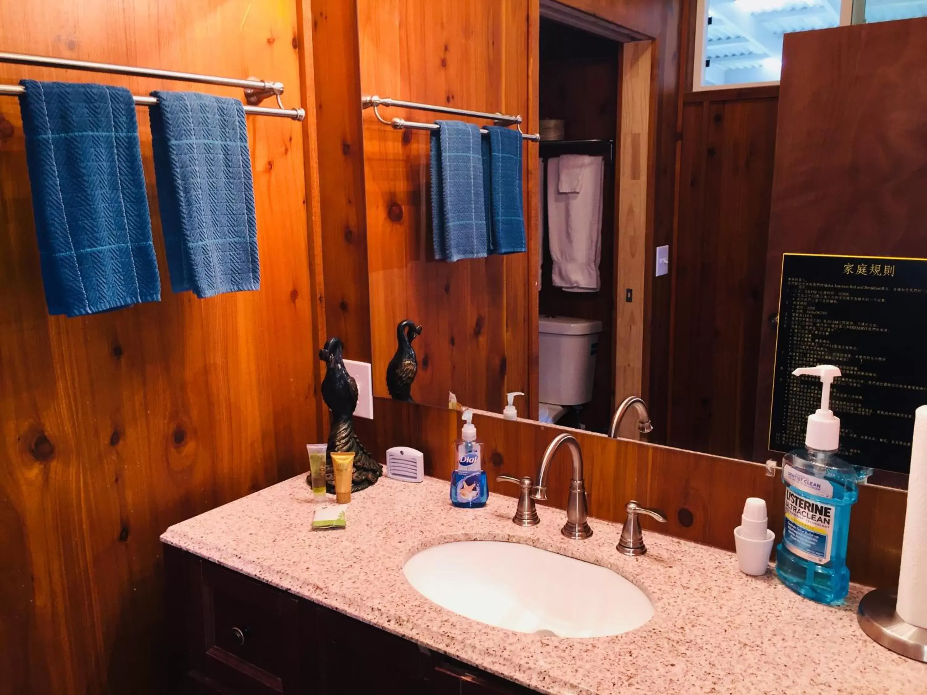 Bathroom in Aloha Junction Guest House - 5 min from Hawaii Volcanoes National Park