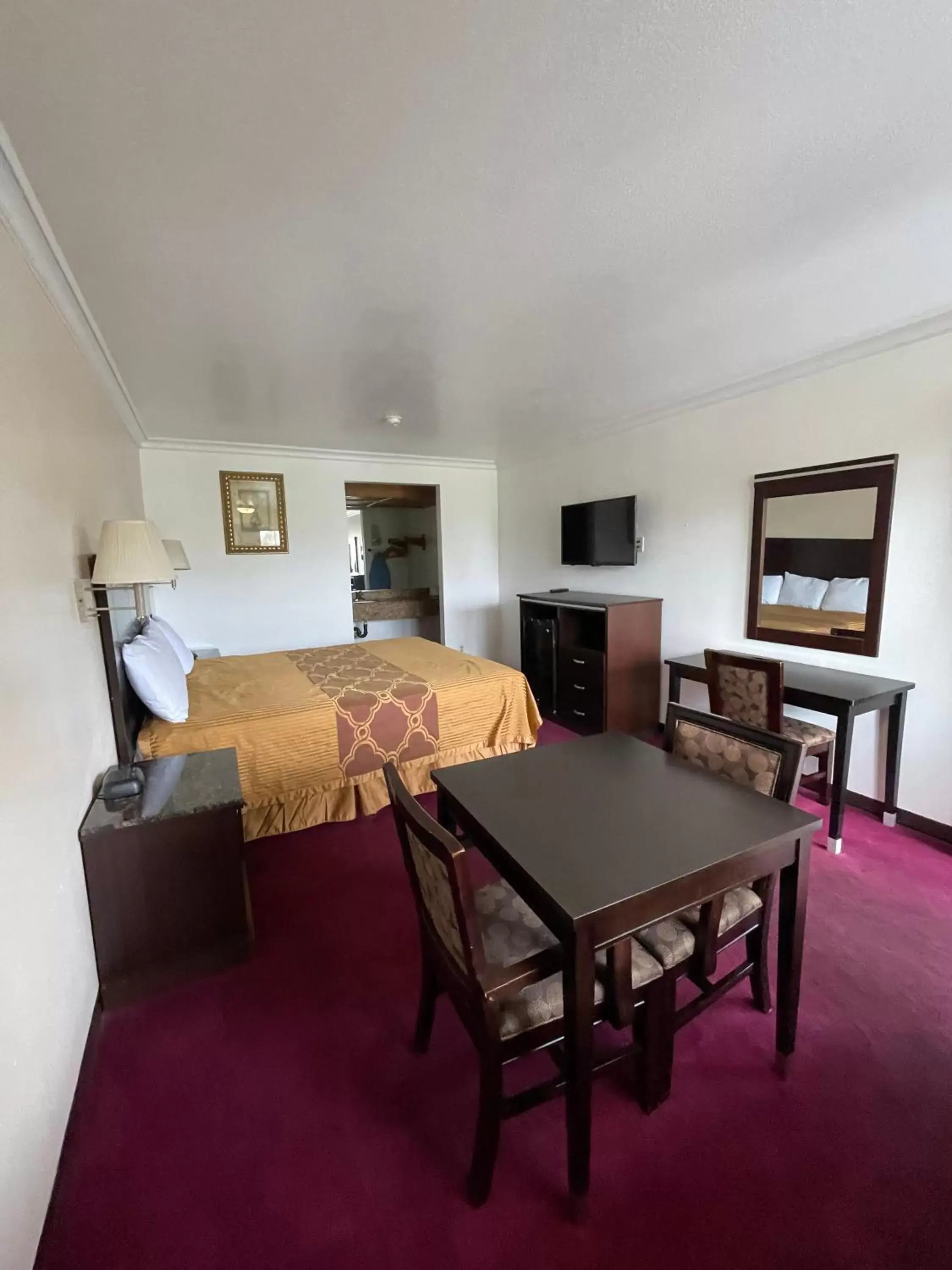 Bedroom, Seating Area in Chino Motel