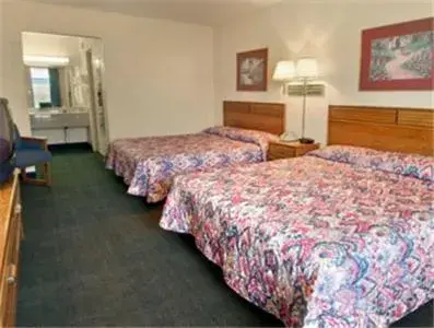 Bed in Howard Johnson by Wyndham Commerce GA