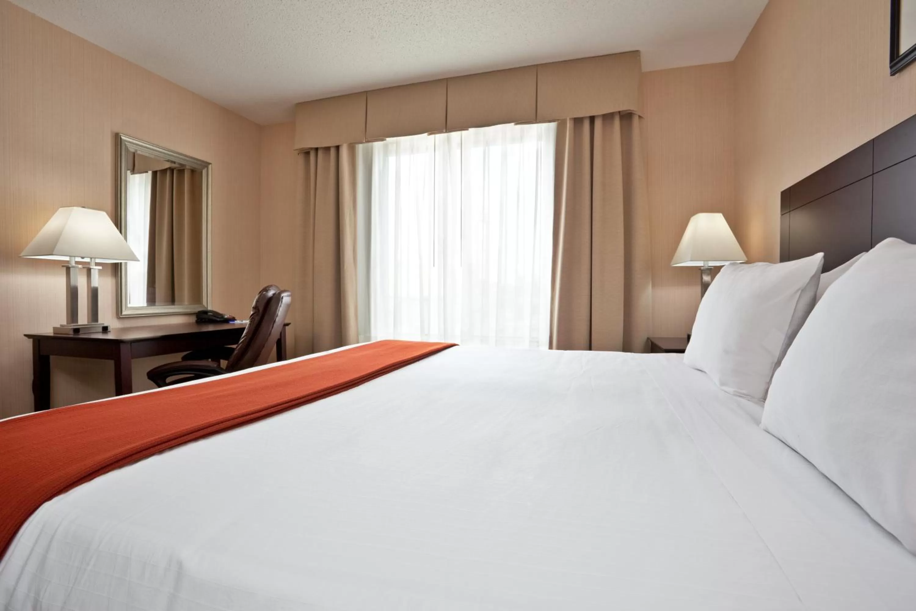 Photo of the whole room, Bed in Holiday Inn Express Hotel & Suites Tipp City by IHG
