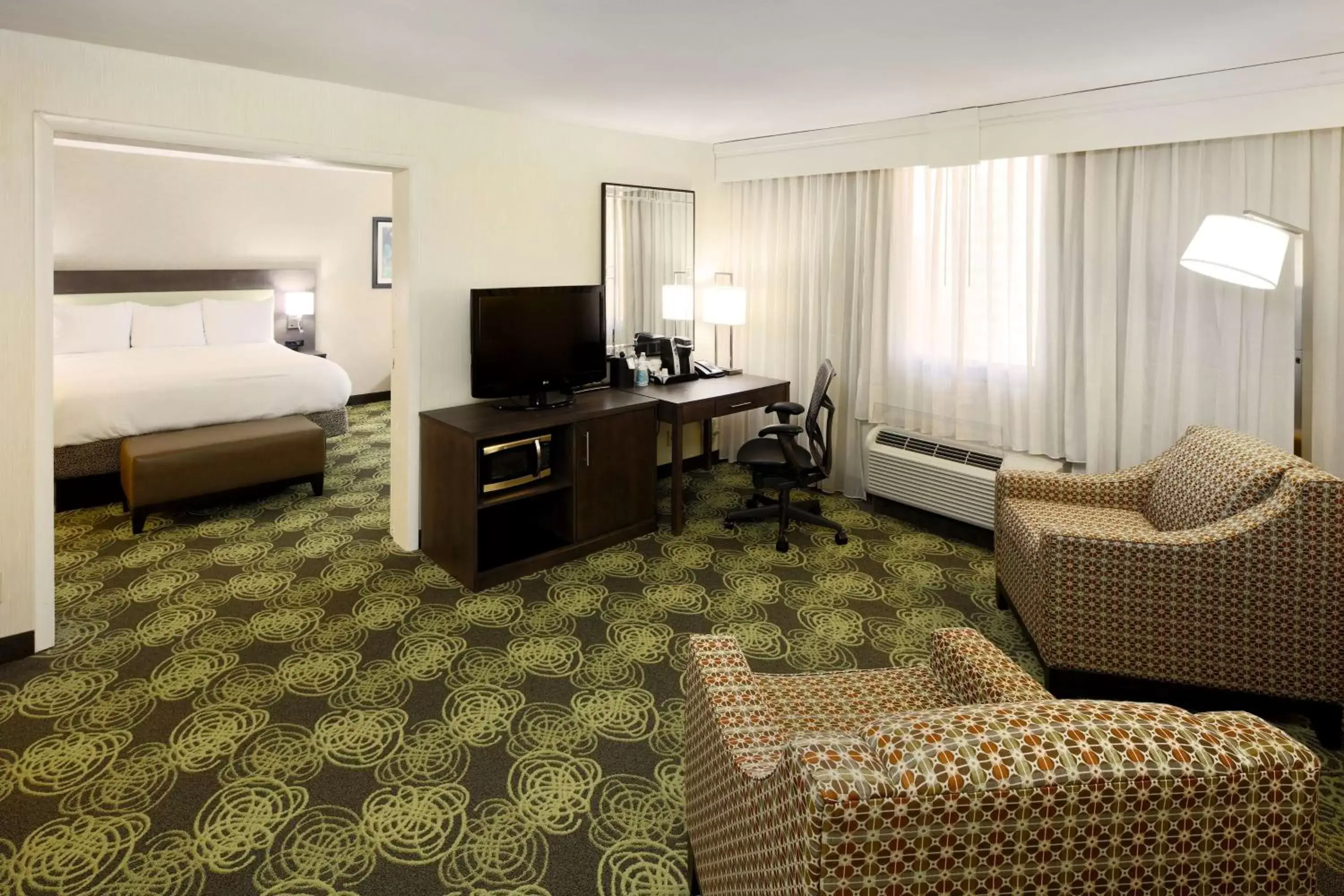 Bedroom, Seating Area in Hilton Garden Inn Reagan National Airport