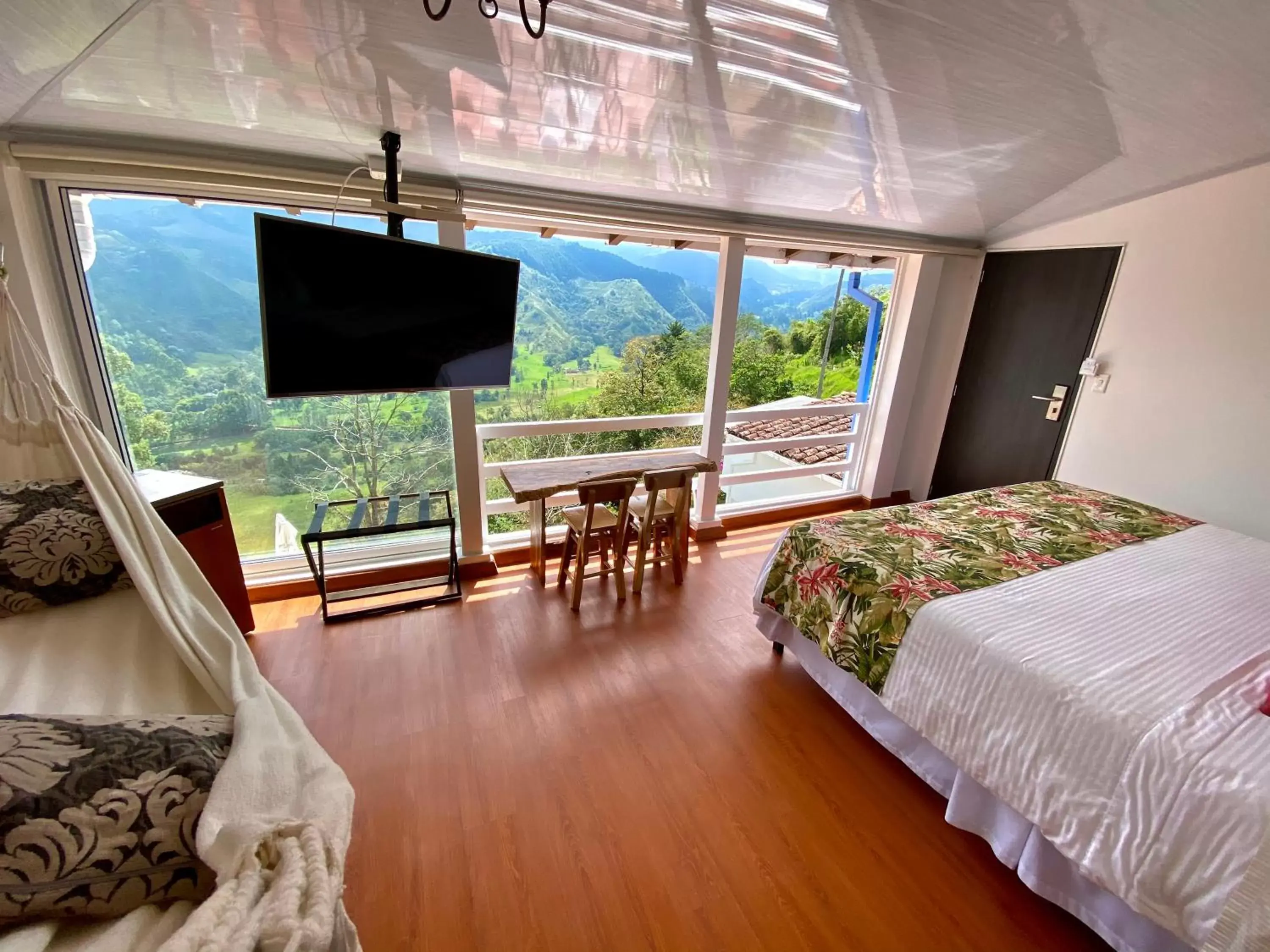 Bedroom, TV/Entertainment Center in Hotel El Mirador del Cocora