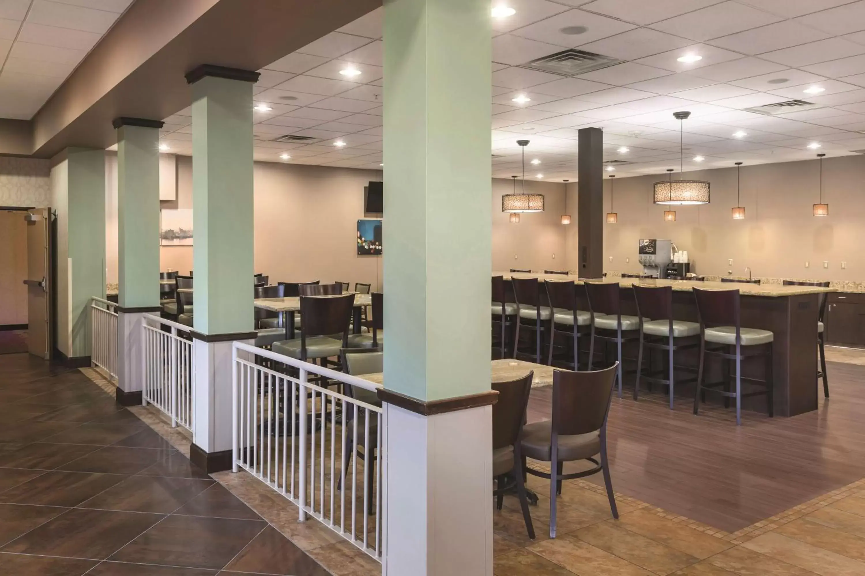 On site, Restaurant/Places to Eat in Best Western Plus Bloomington Hotel