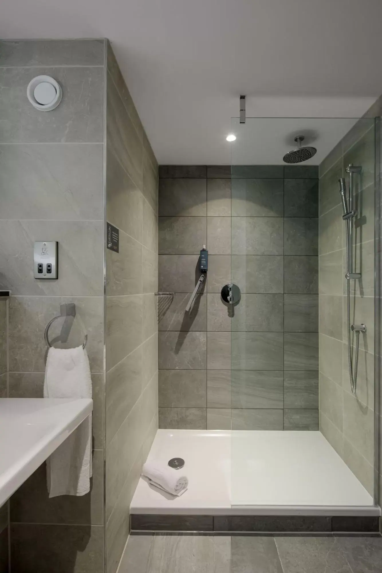 Shower, Bathroom in Maldron Hotel Manchester City Centre