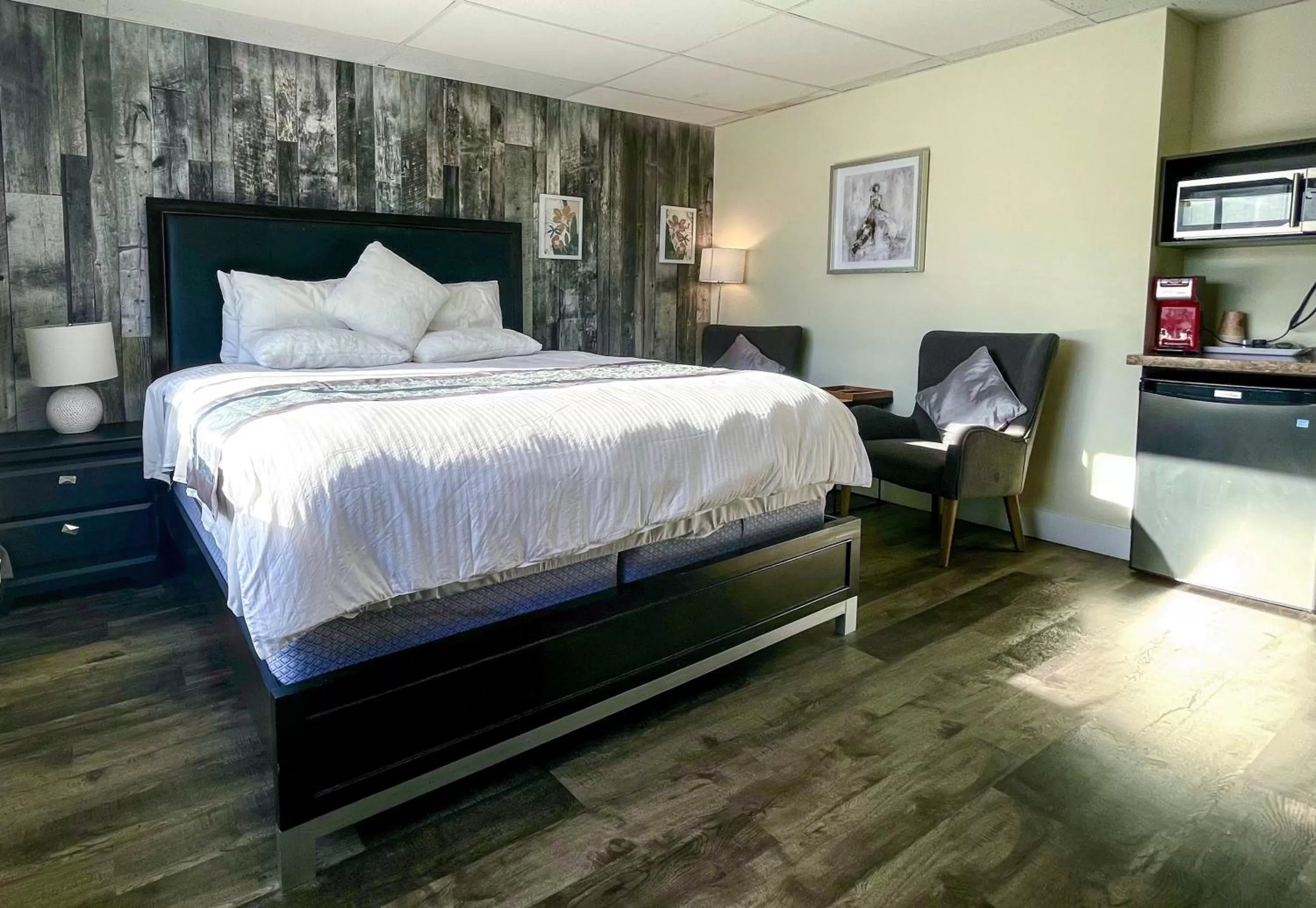 Deluxe King Suite in 7 Day's Hotel