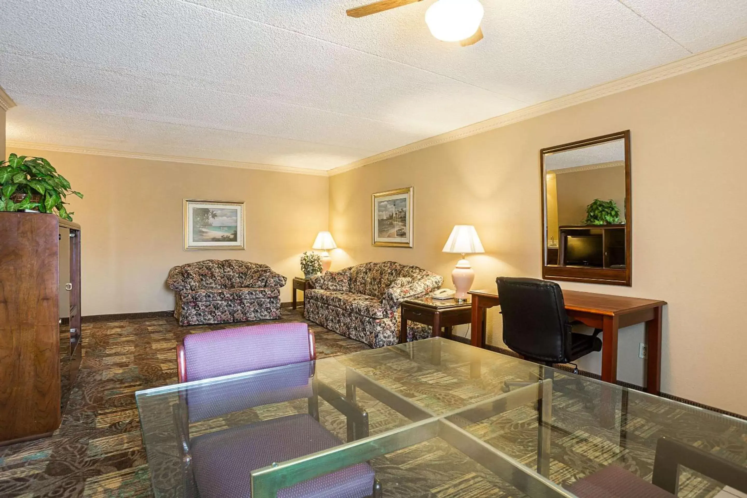 Photo of the whole room, Seating Area in Quality Inn Hurricane Mills