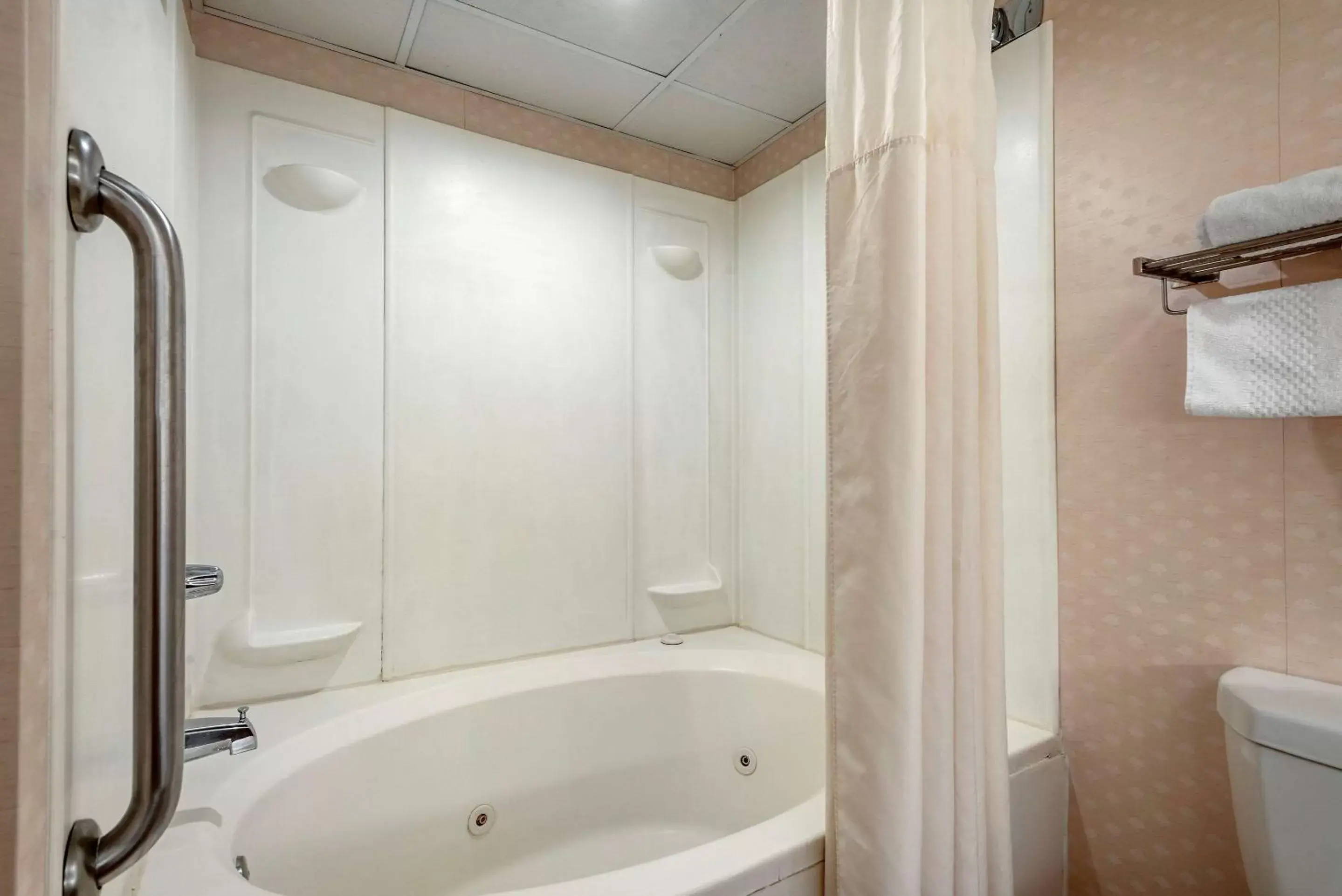 Bedroom, Bathroom in Quality Inn Montgomeryville-Philadelphia