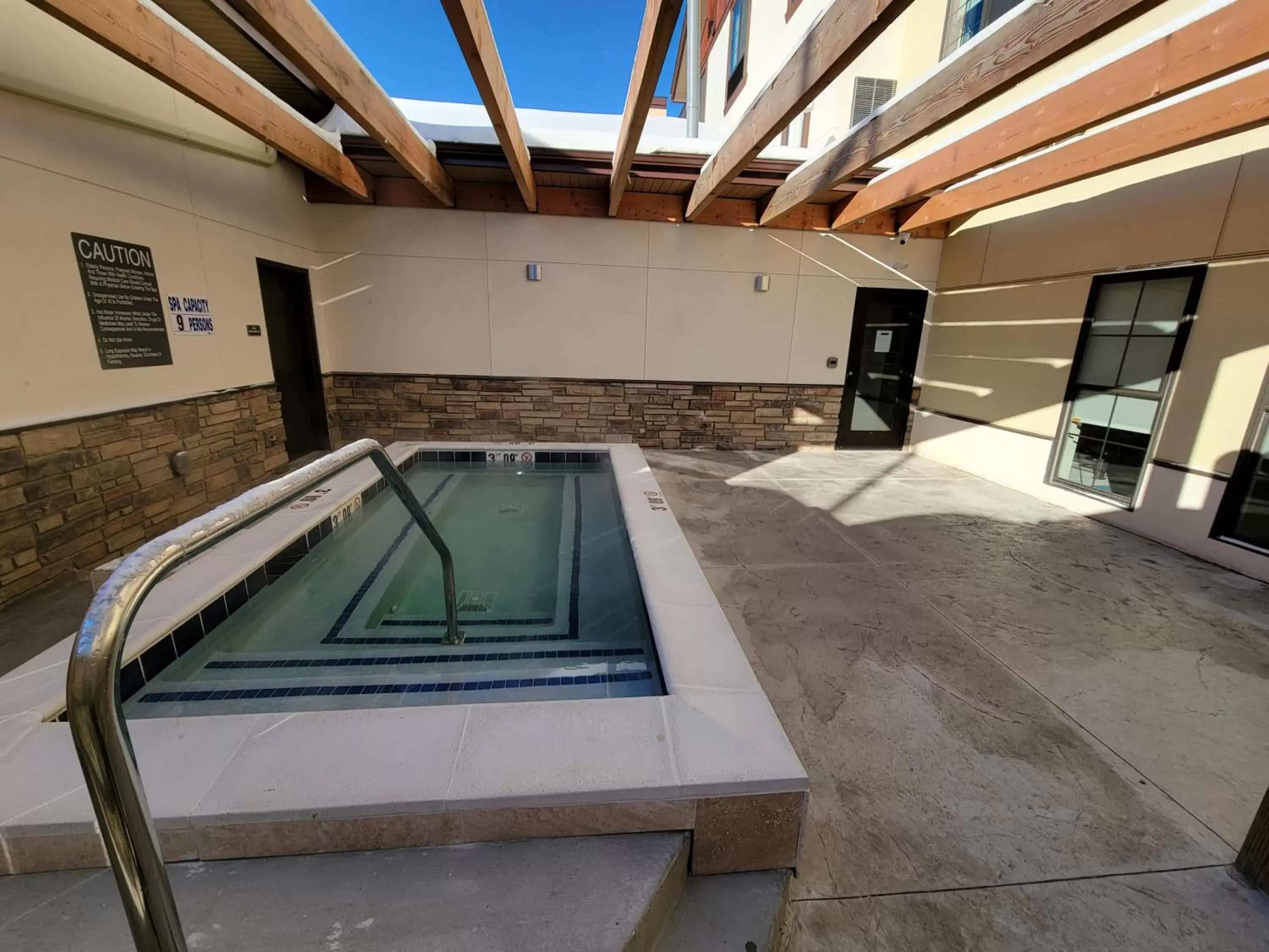 Hot Tub, Swimming Pool in MainStay Suites