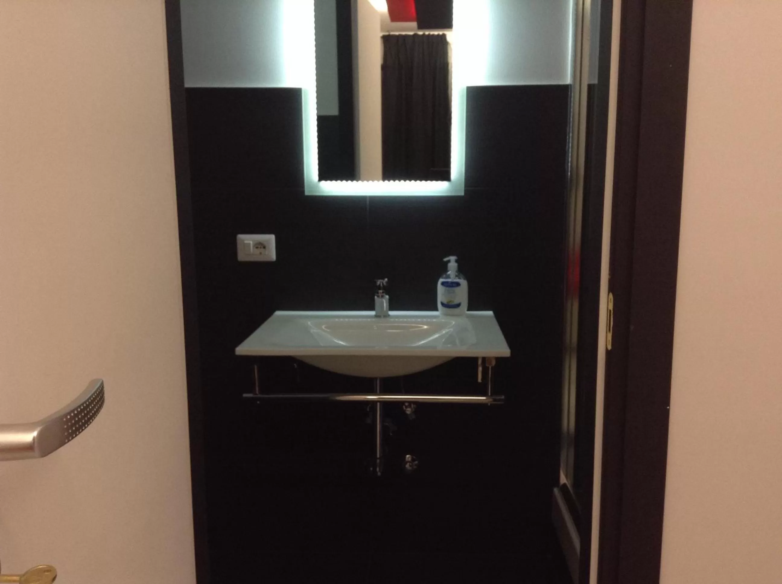 Bathroom in Black & White G&G