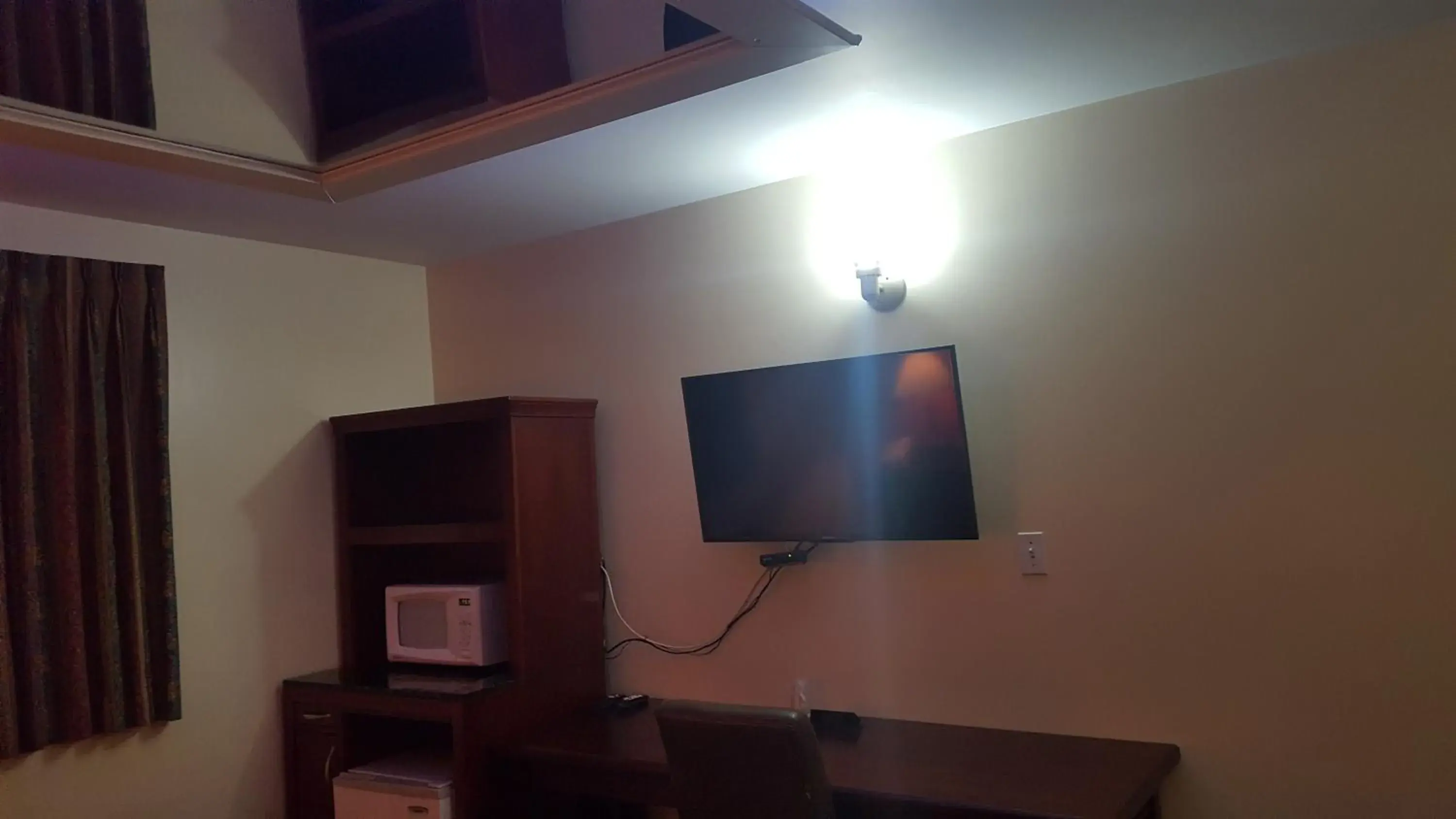 TV/Entertainment Center in Royal Windsor Motel