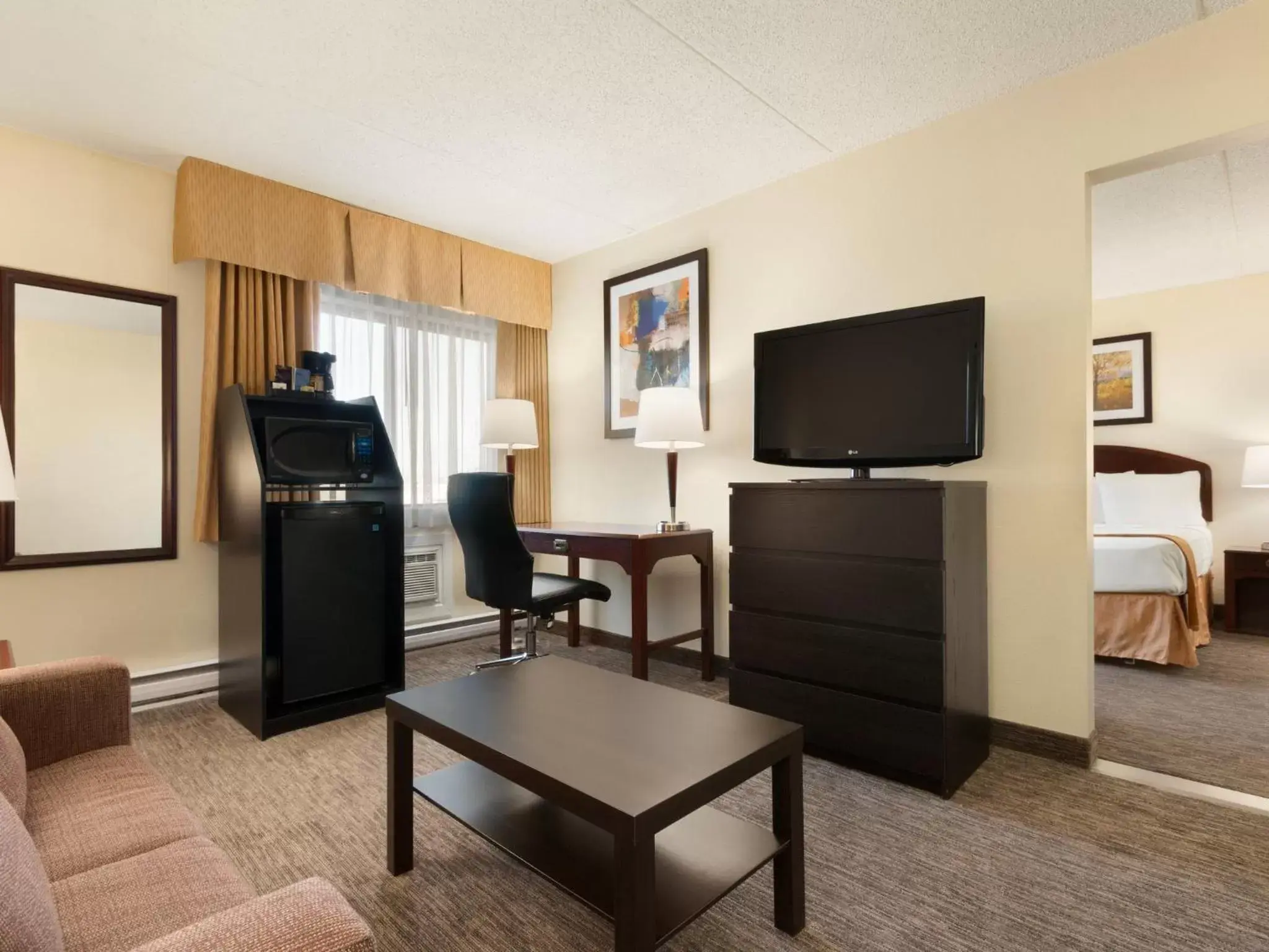 Living room, TV/Entertainment Center in Travelodge by Wyndham Edmonton South