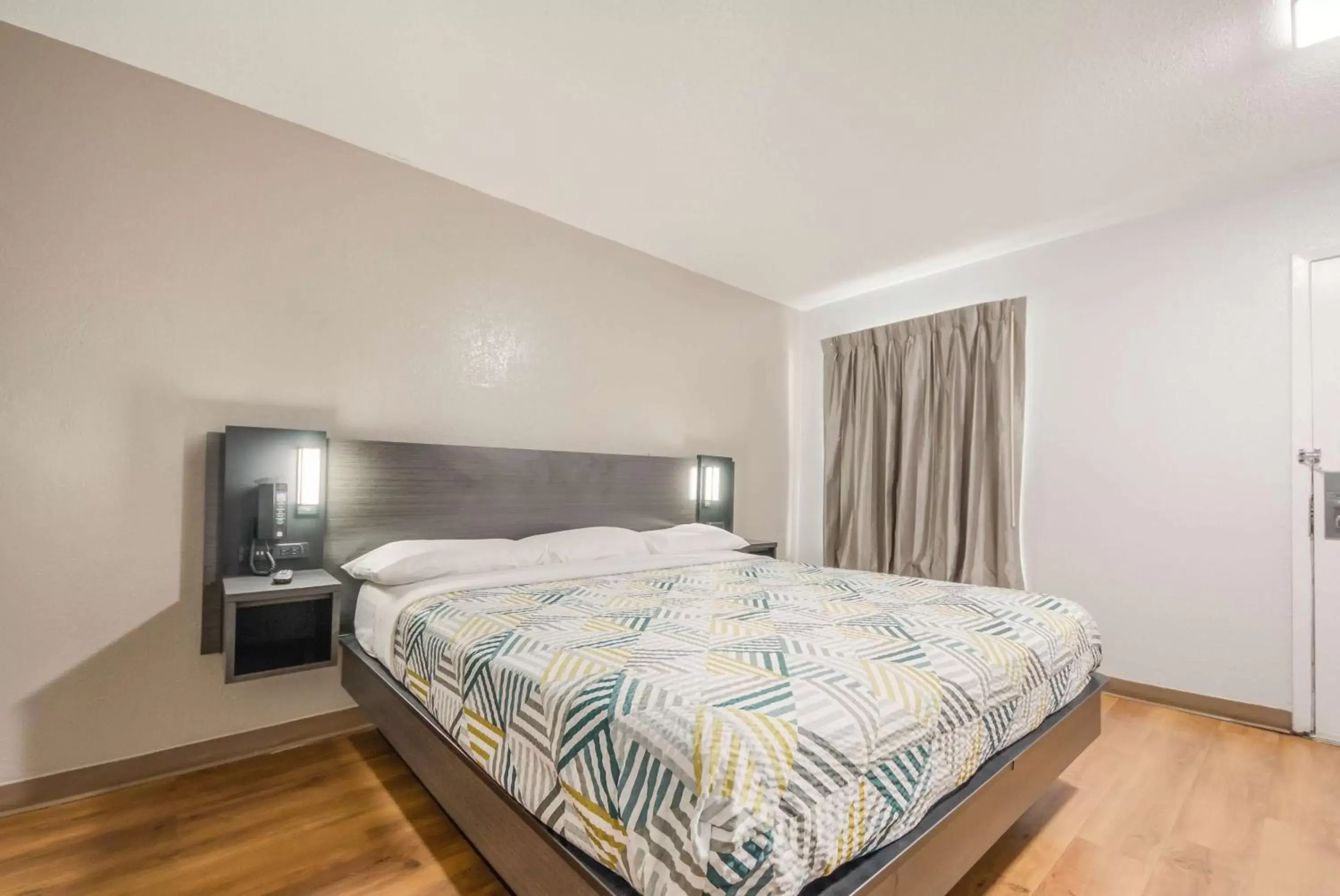 Photo of the whole room, Bed in Motel 6-Laredo, TX - North I-35 Photo of the whole room, Bed in Motel 6-Laredo, TX - North I-35