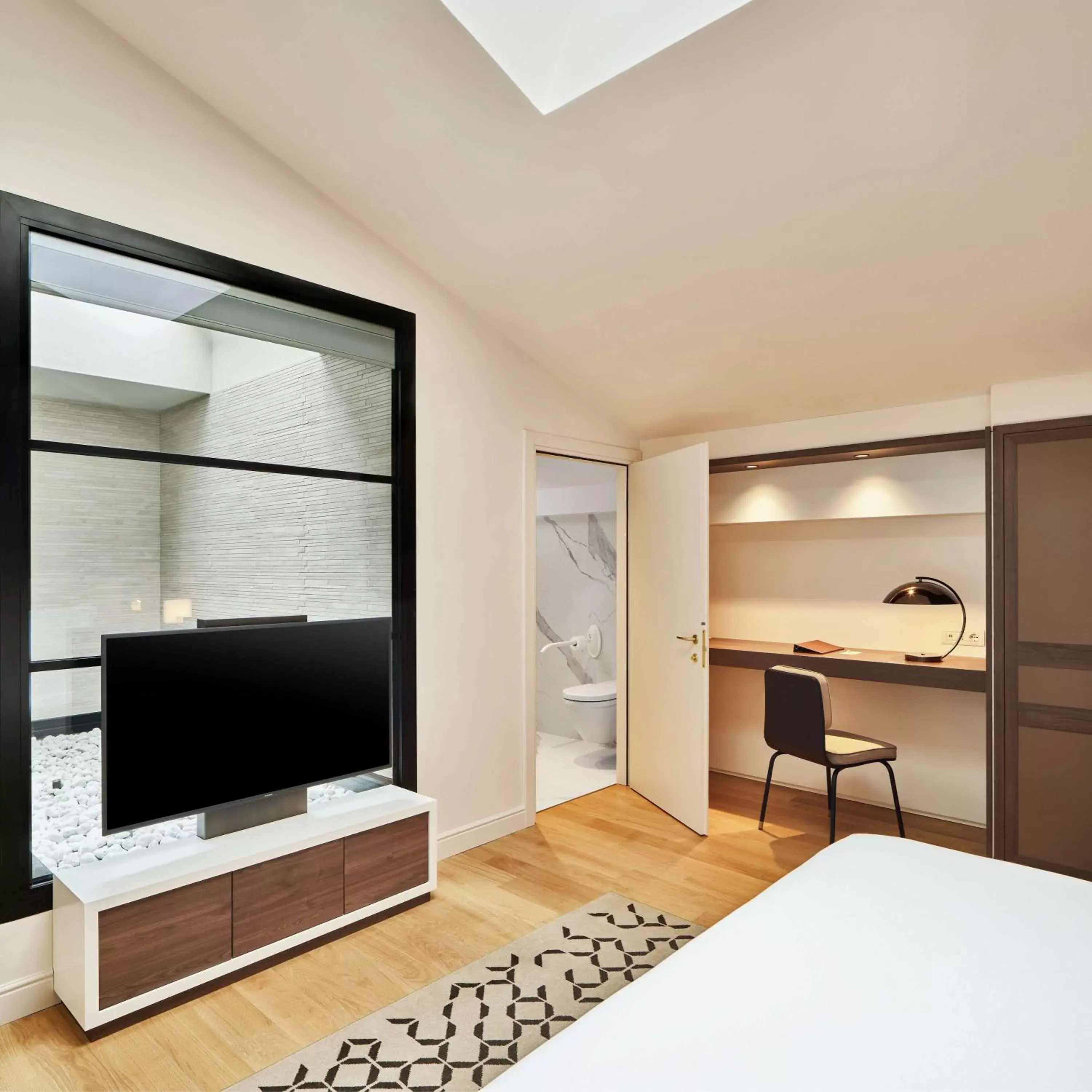 Bedroom, TV/Entertainment Center in DoubleTree By Hilton Trieste