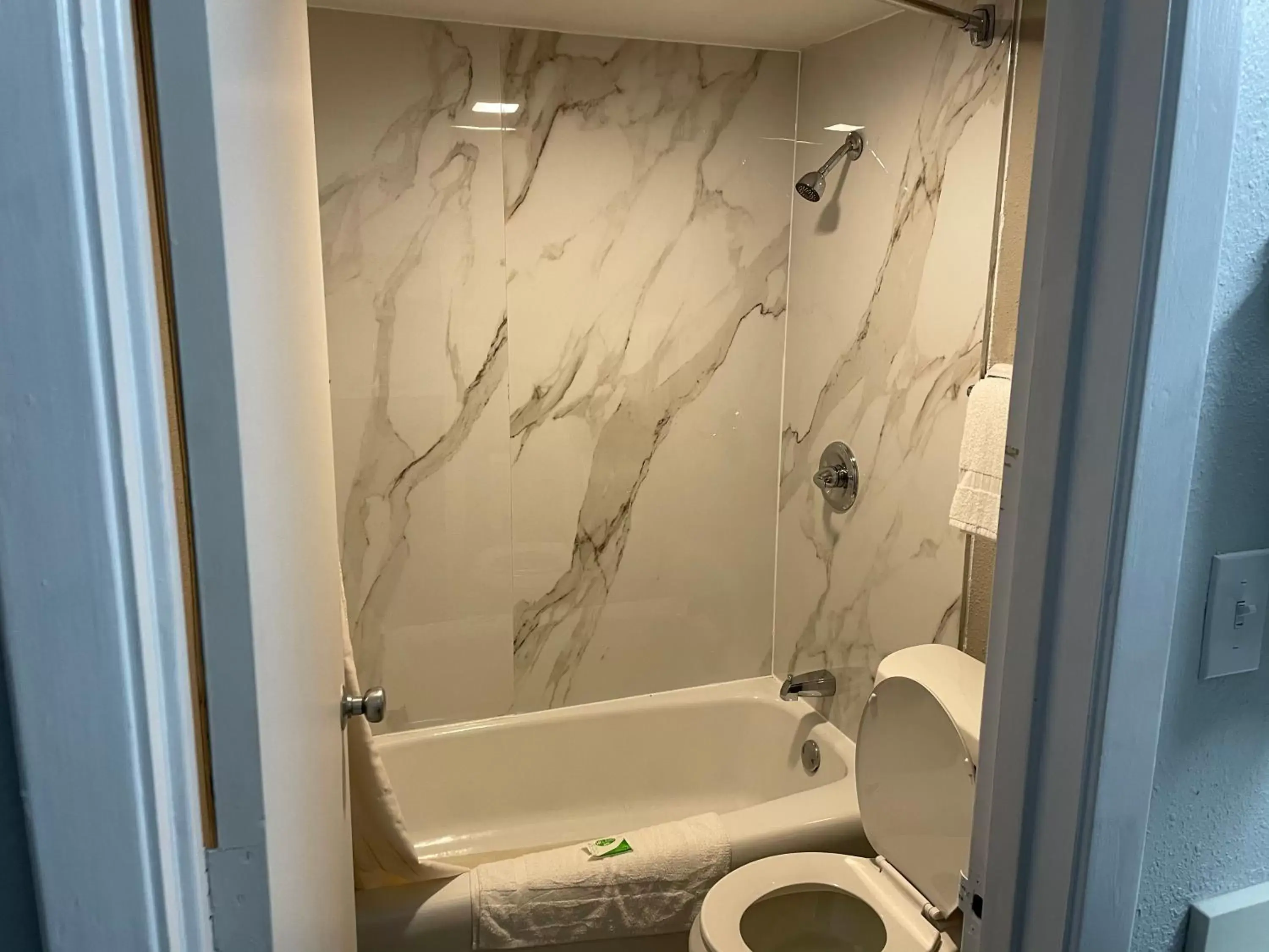 Deluxe King Room - Non-Smoking in Studio 6 Vicksburg, MS- Downtown Deluxe King Room - Non-Smoking in Studio 6 Vicksburg, MS- Downtown