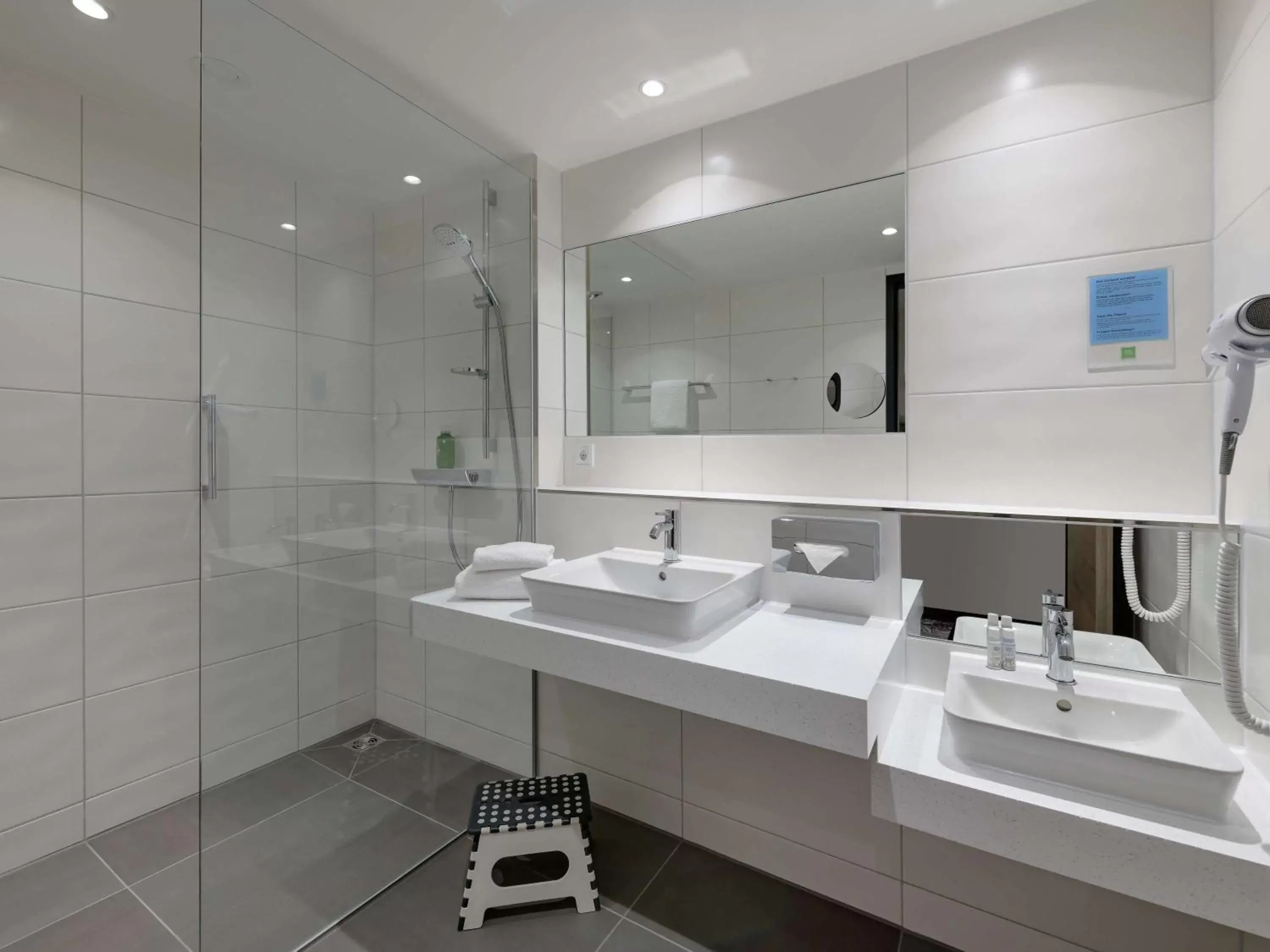 Bathroom in ibis Styles Coburg