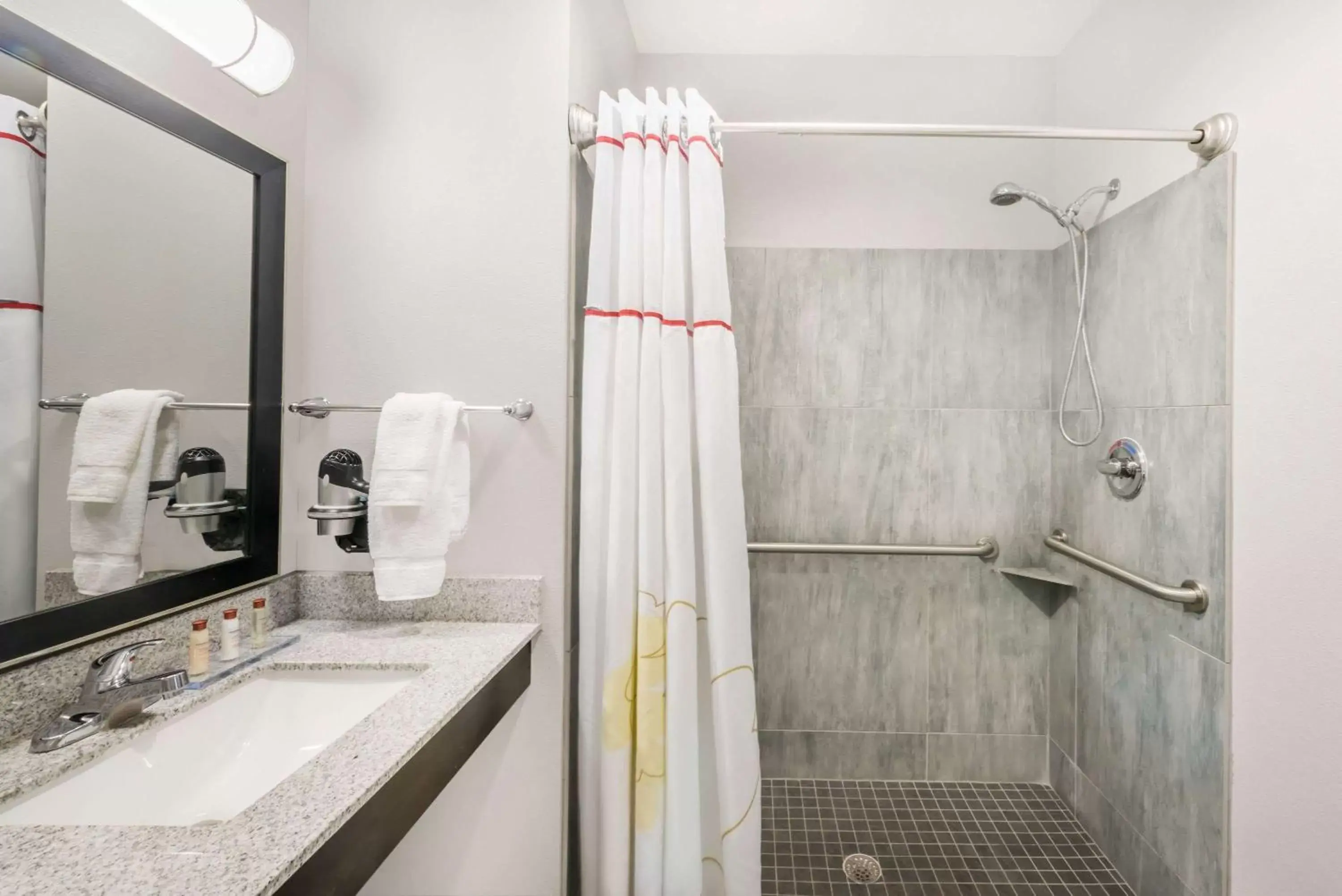 Shower, Bathroom in Hawthorn Suites by Wyndham Midland