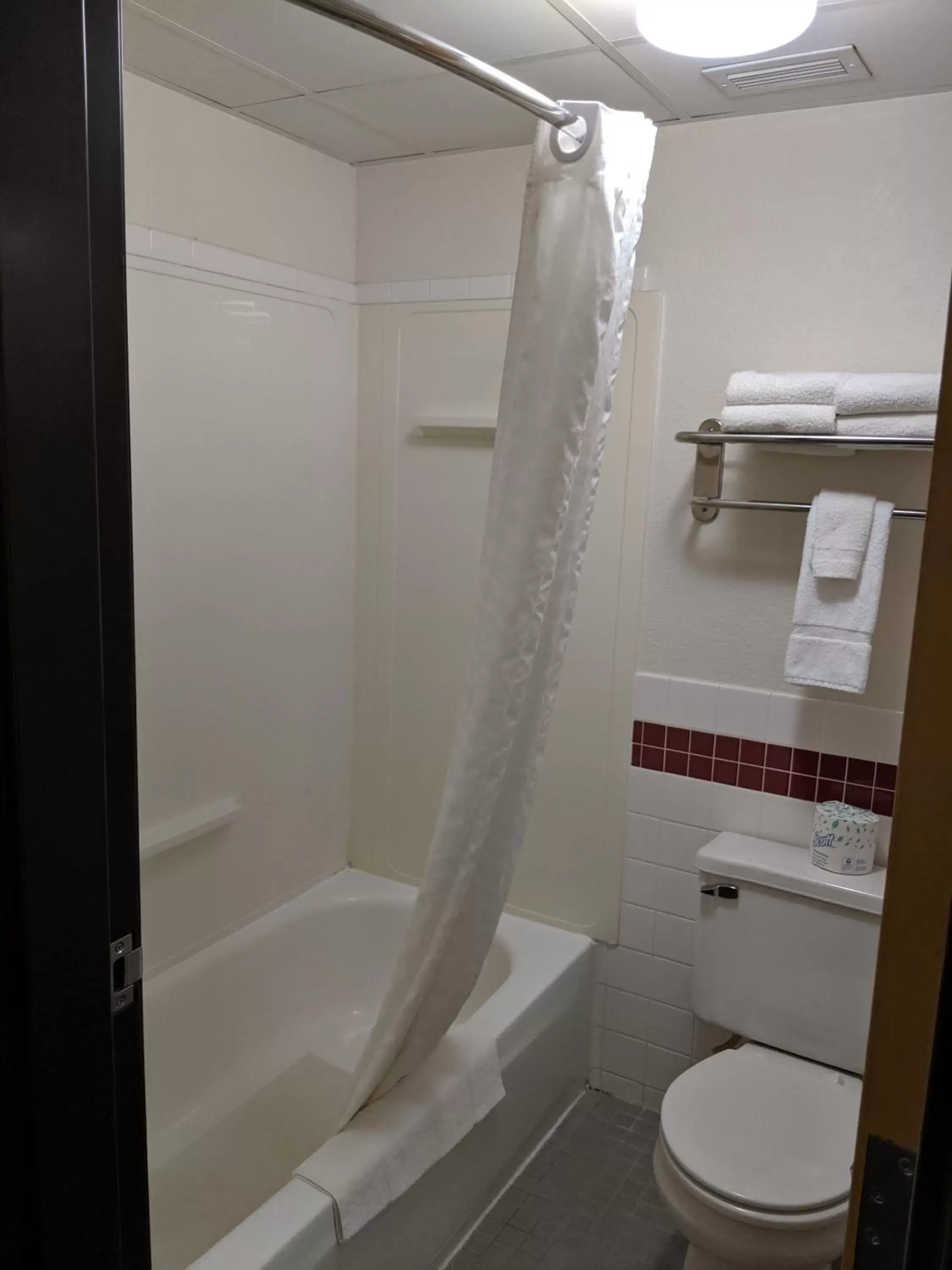 Bathroom in Boarders Inn and Suites by Cobblestone Hotels - Ripon