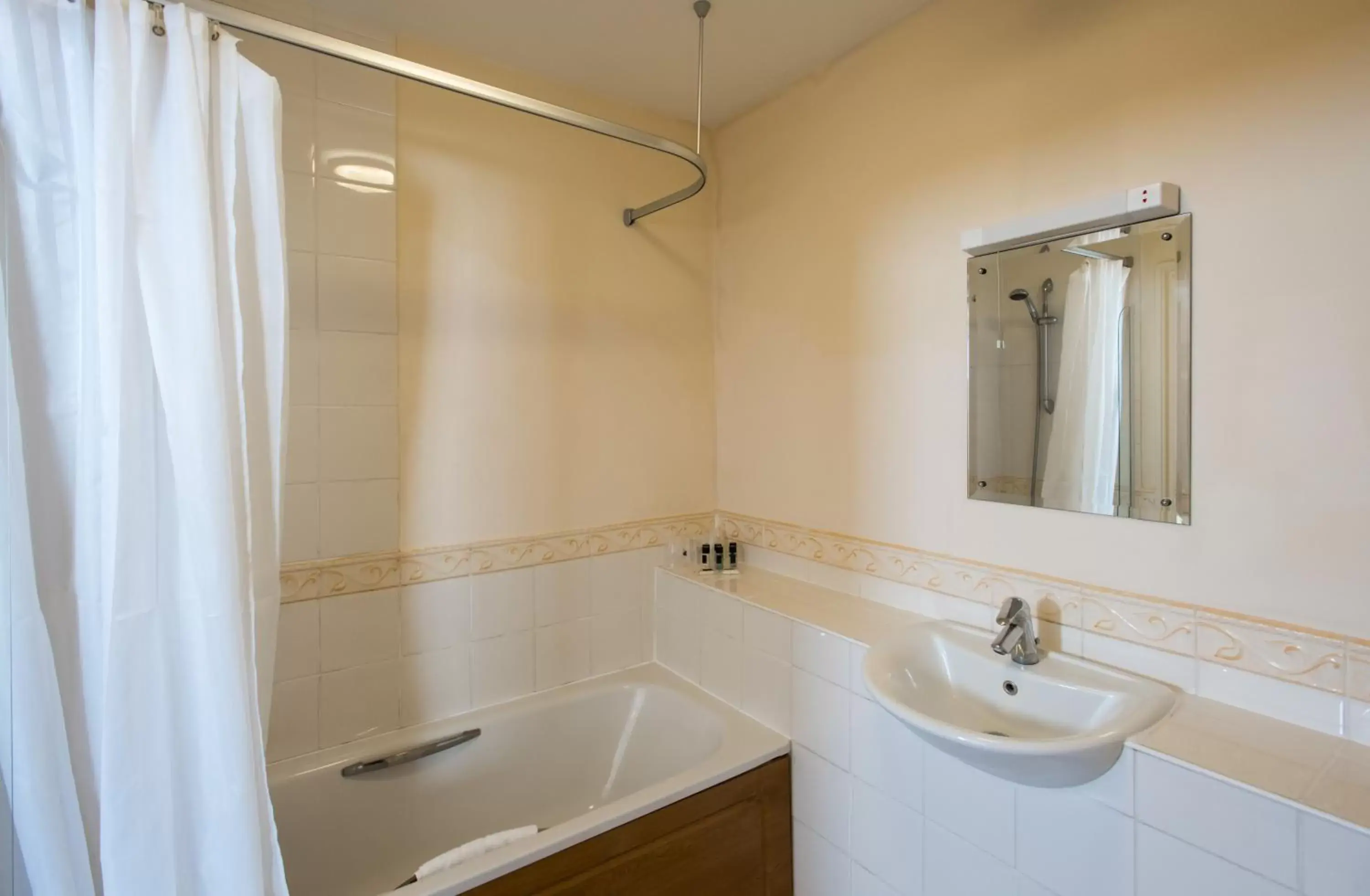 Bathroom in Mercure Newbury West Grange Hotel