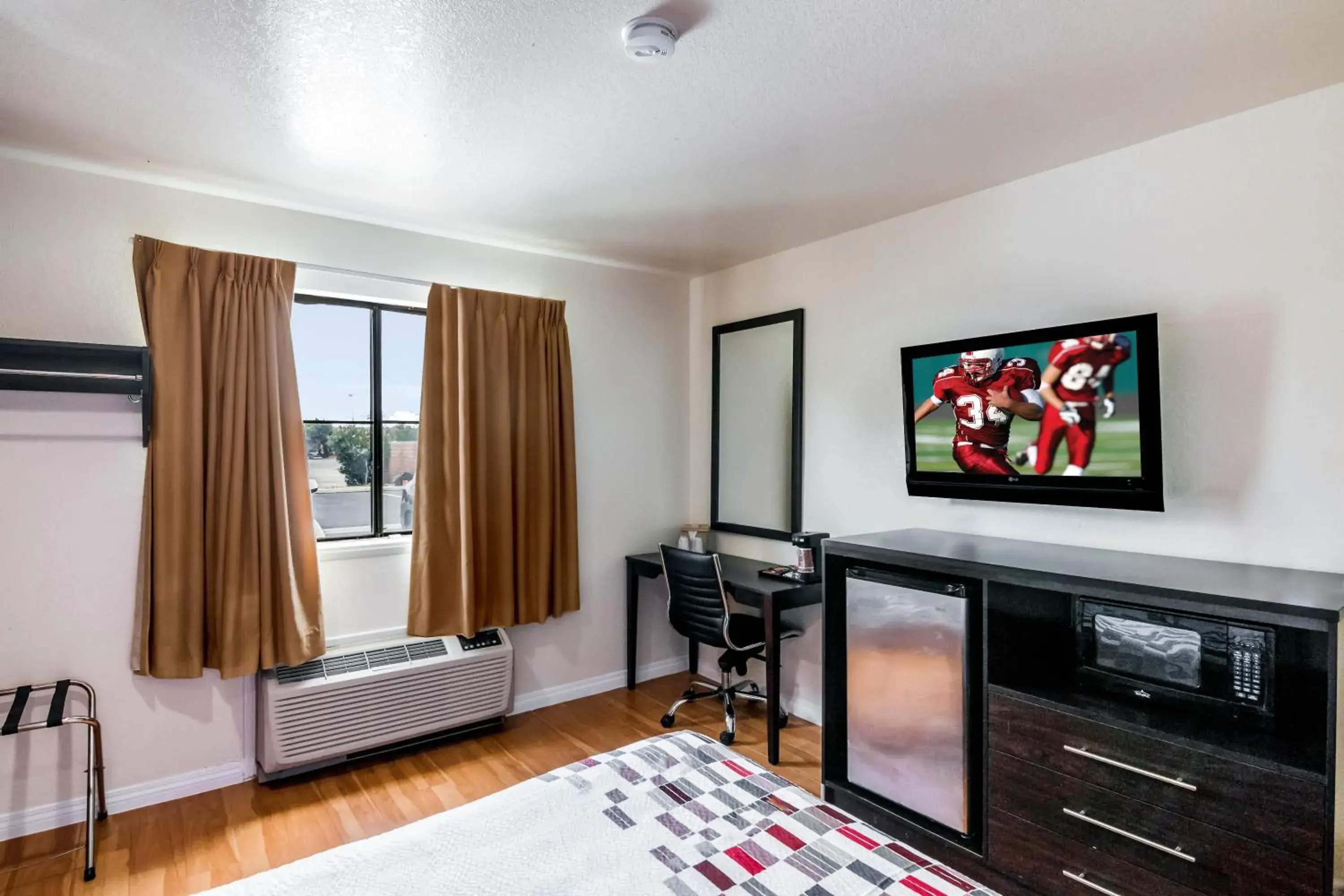 Photo of the whole room, TV/Entertainment Center in Red Roof Inn Palmdale - Lancaster