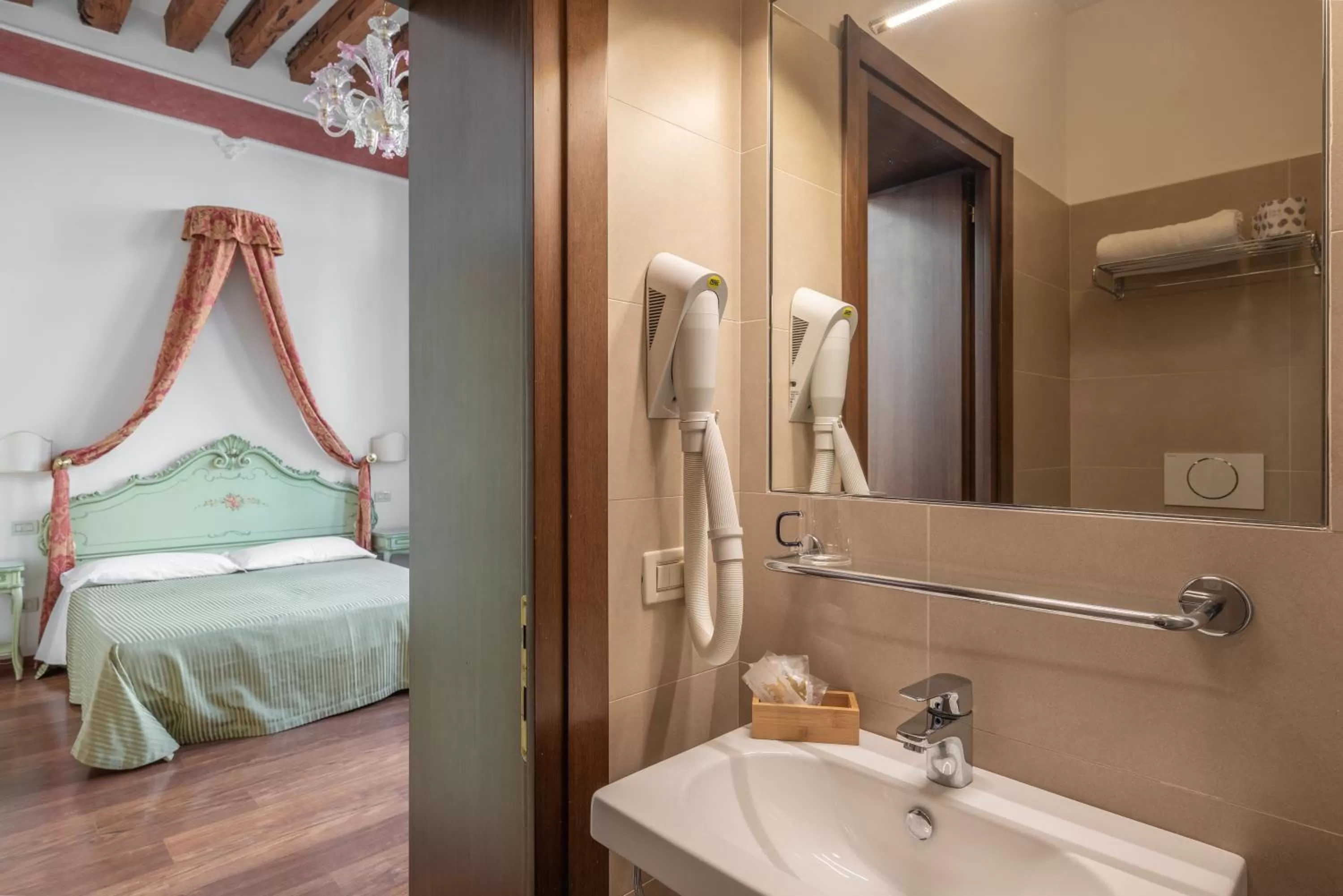 Bathroom, Bed in Hotel al Sotoportego