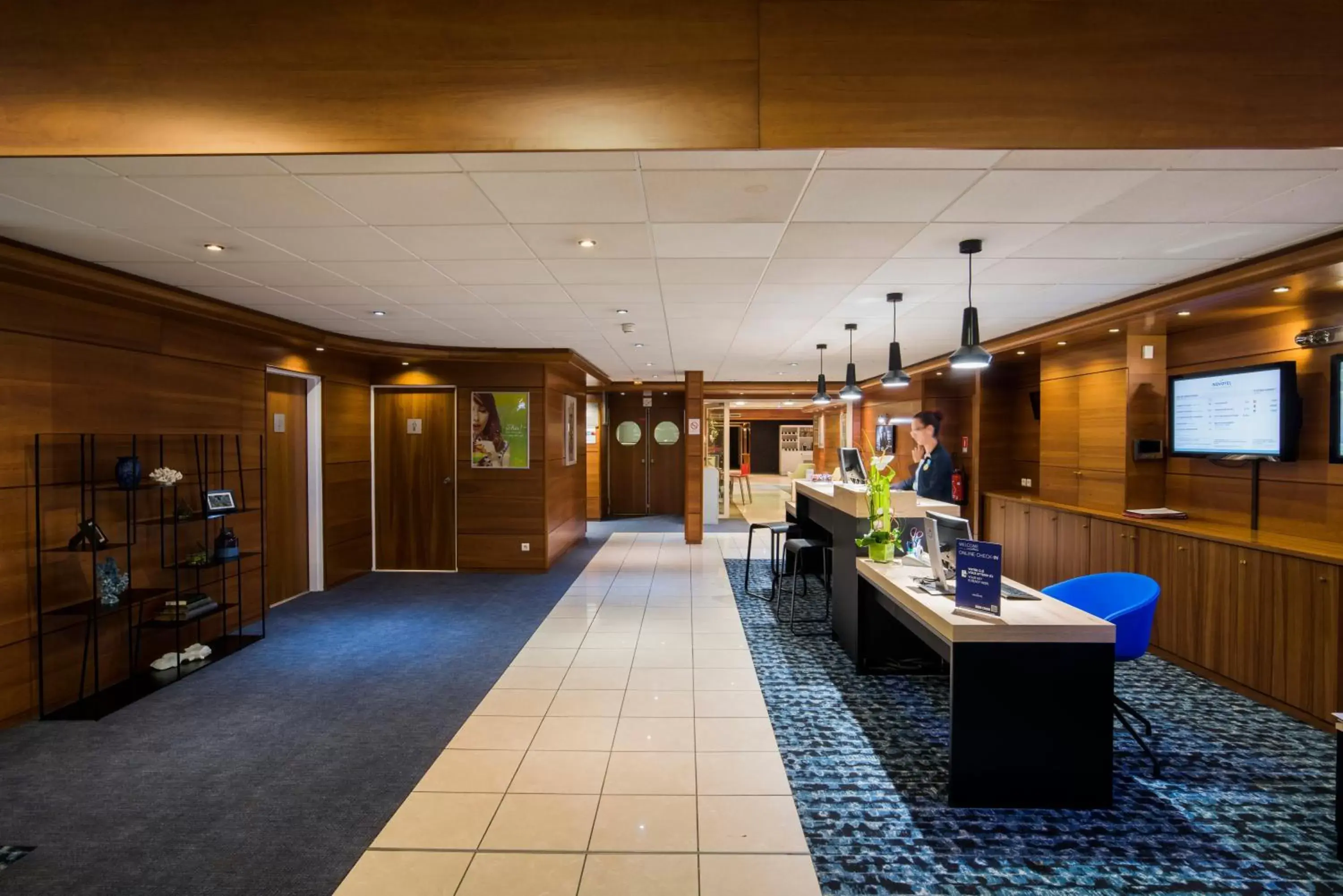 Lobby or reception in Novotel Chartres