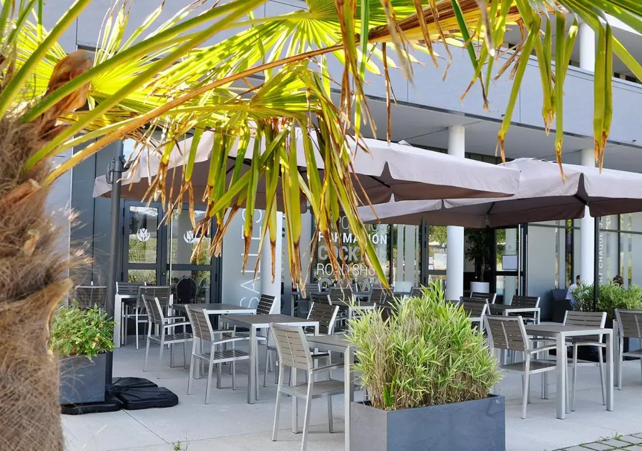 Patio, Restaurant/Places to Eat in Golden Tulip Pornic Suites