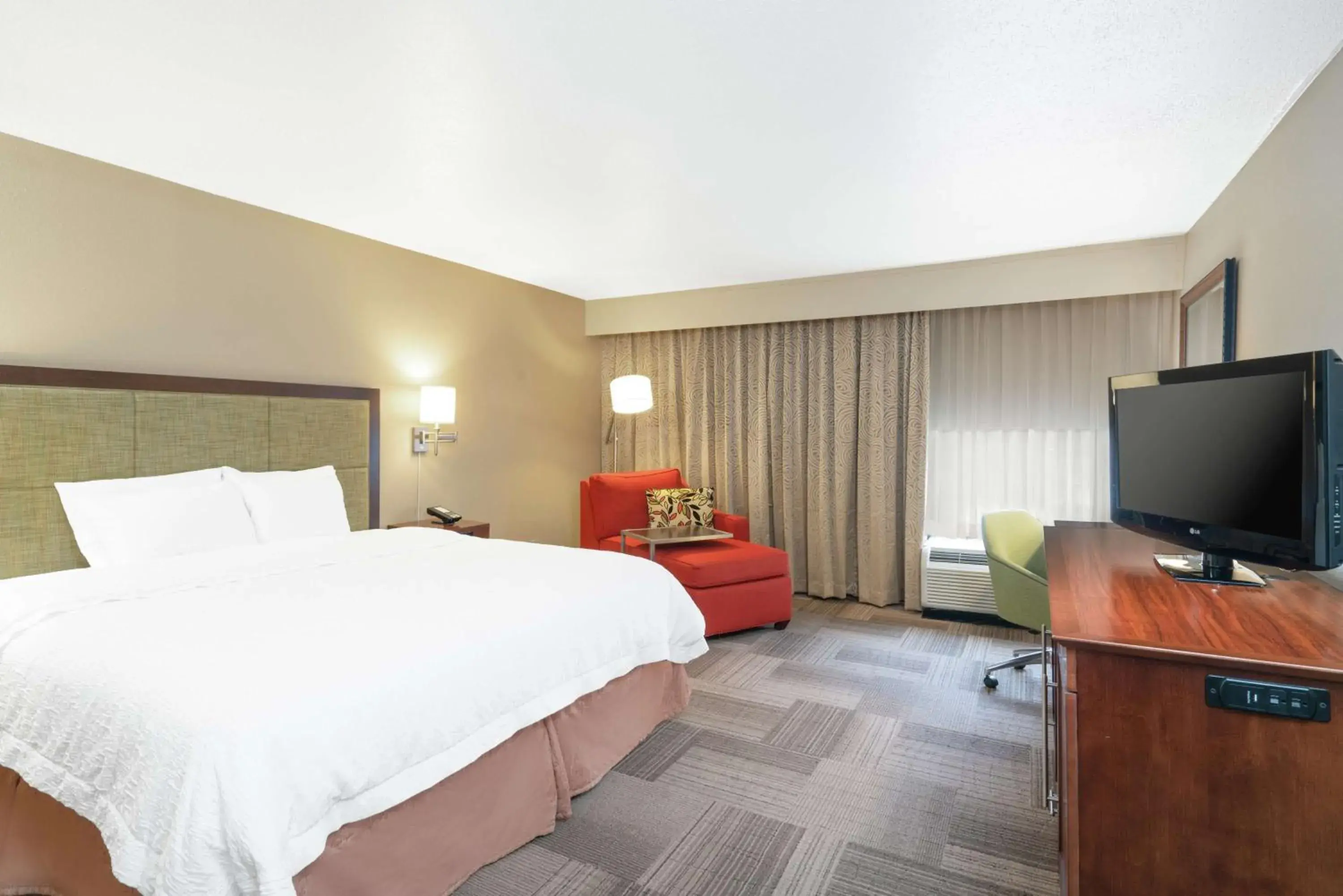 Bedroom, Bed in Hampton Inn Chattanooga/Hixson