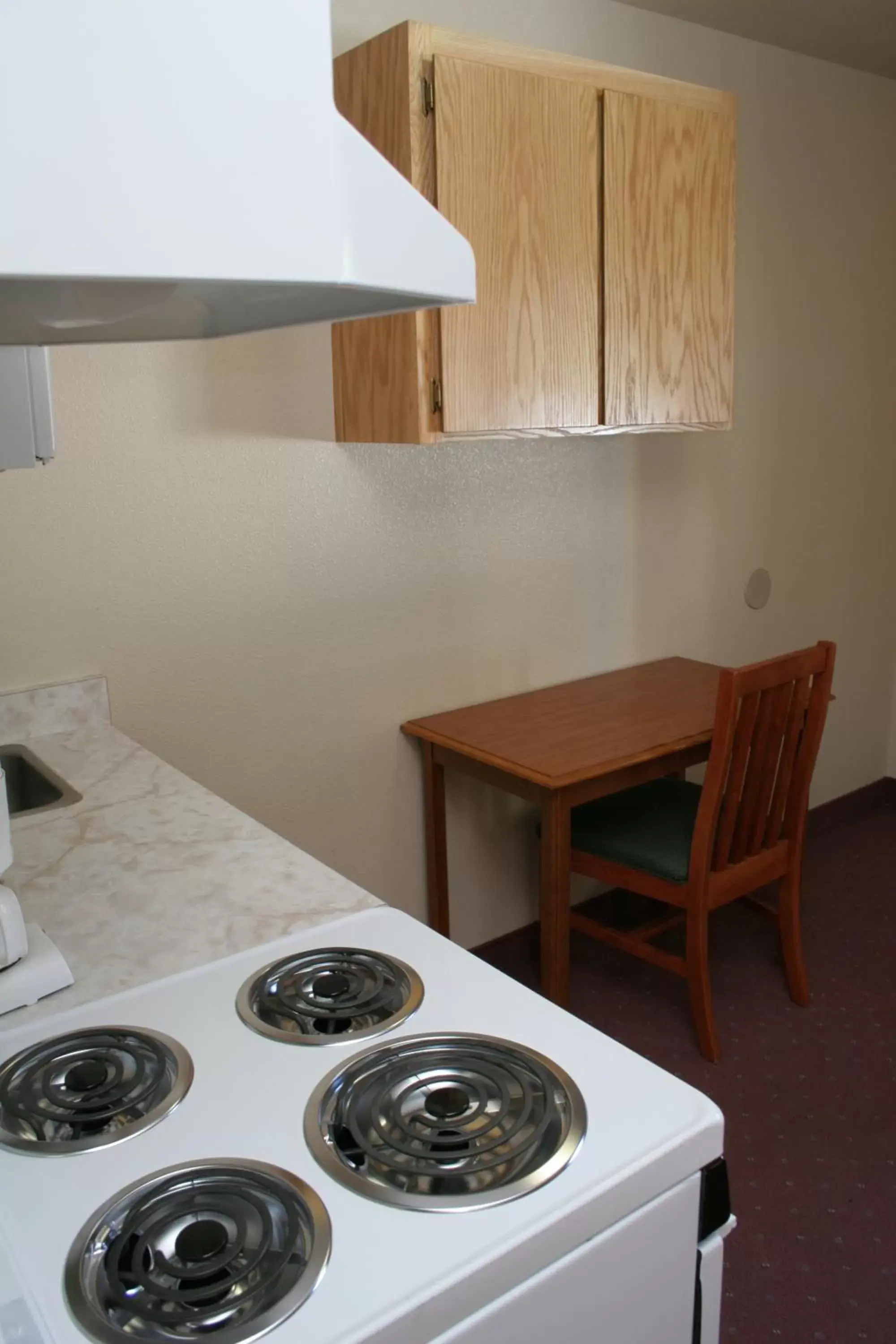 Kitchen or kitchenette, Kitchen/Kitchenette in Carson City Plaza Hotel