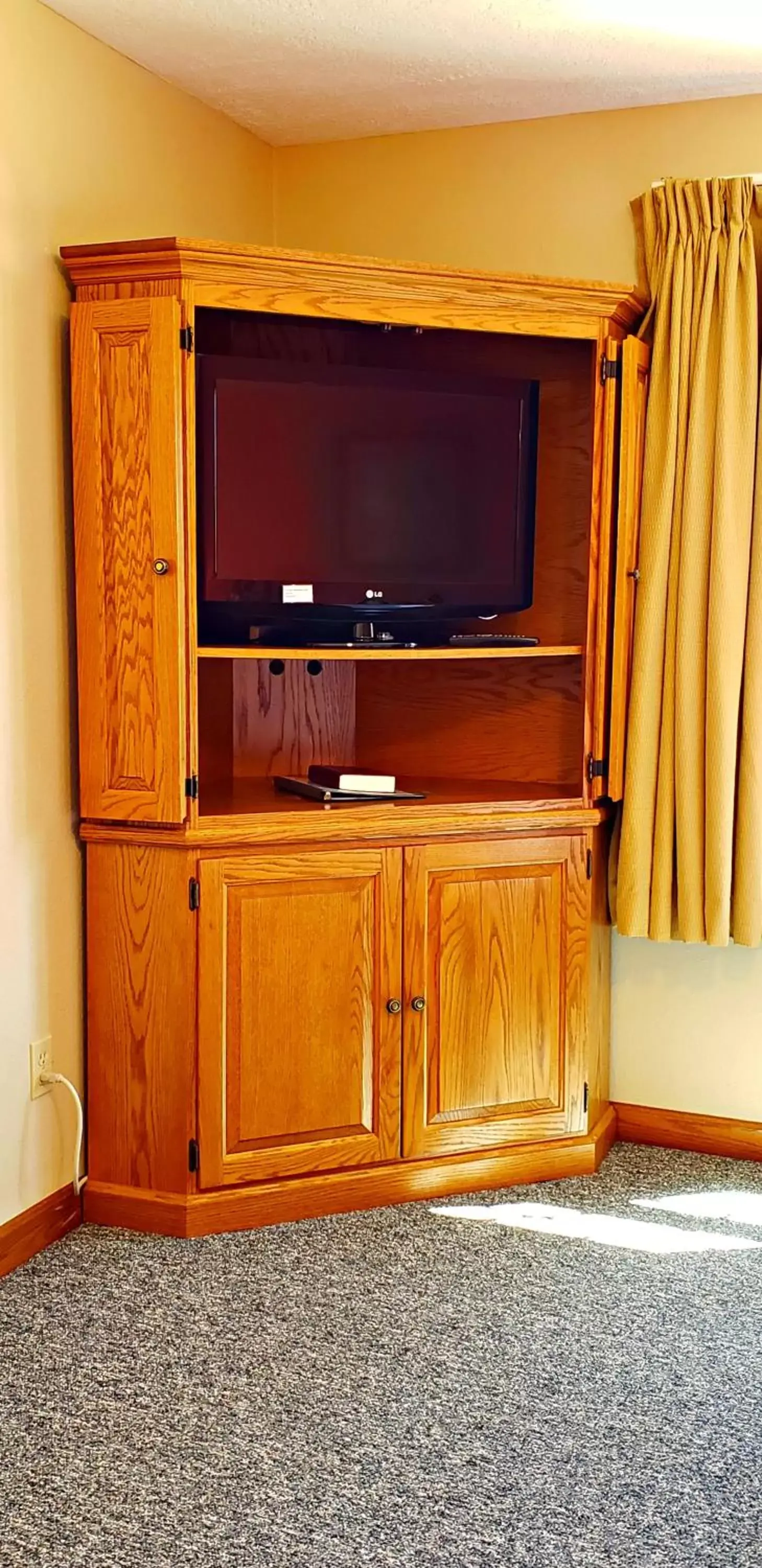 Off site, TV/Entertainment Center in Berlin Heritage Inn