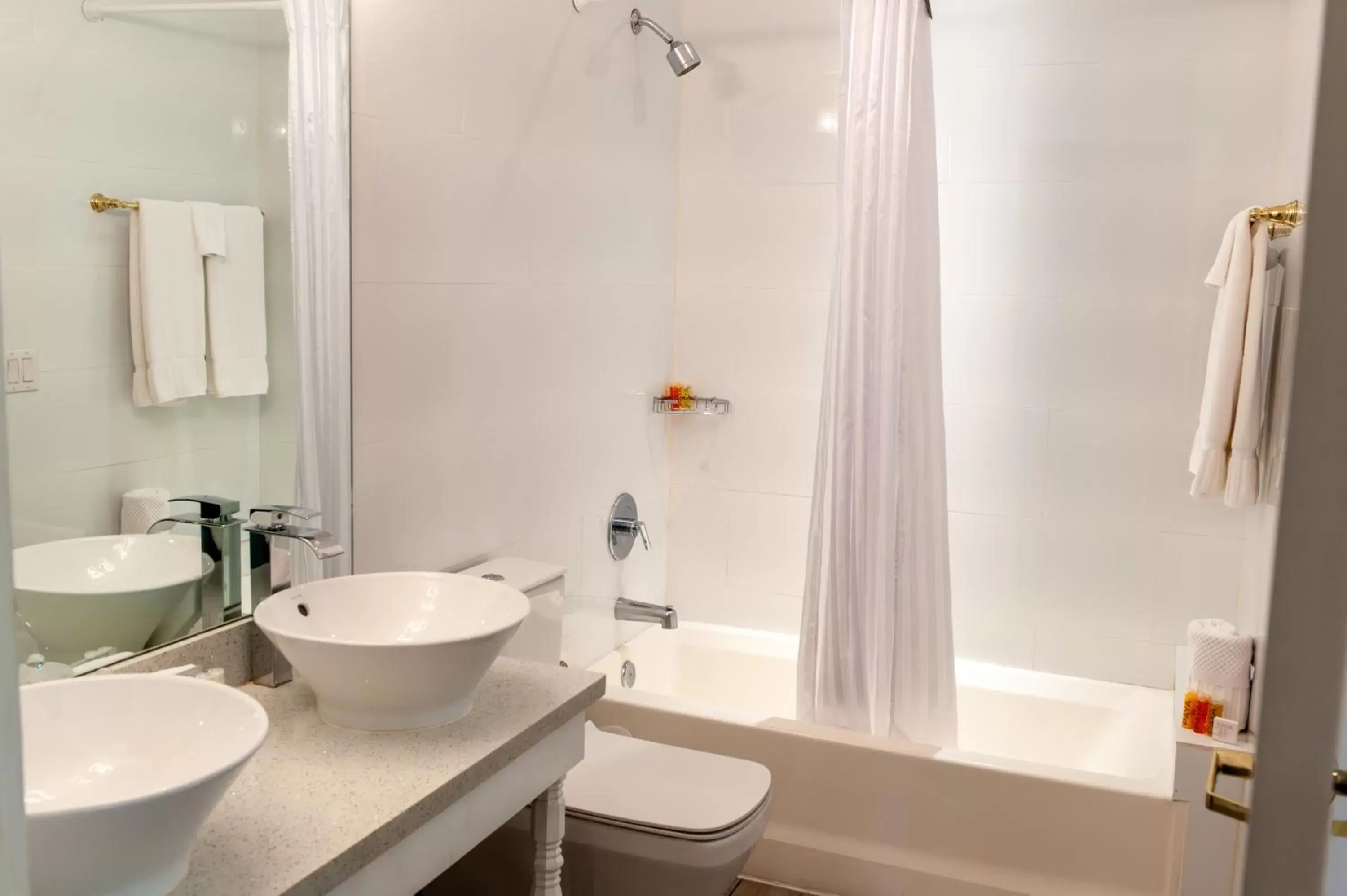 Shower, Bathroom in Oceanside Hotel and Suites
