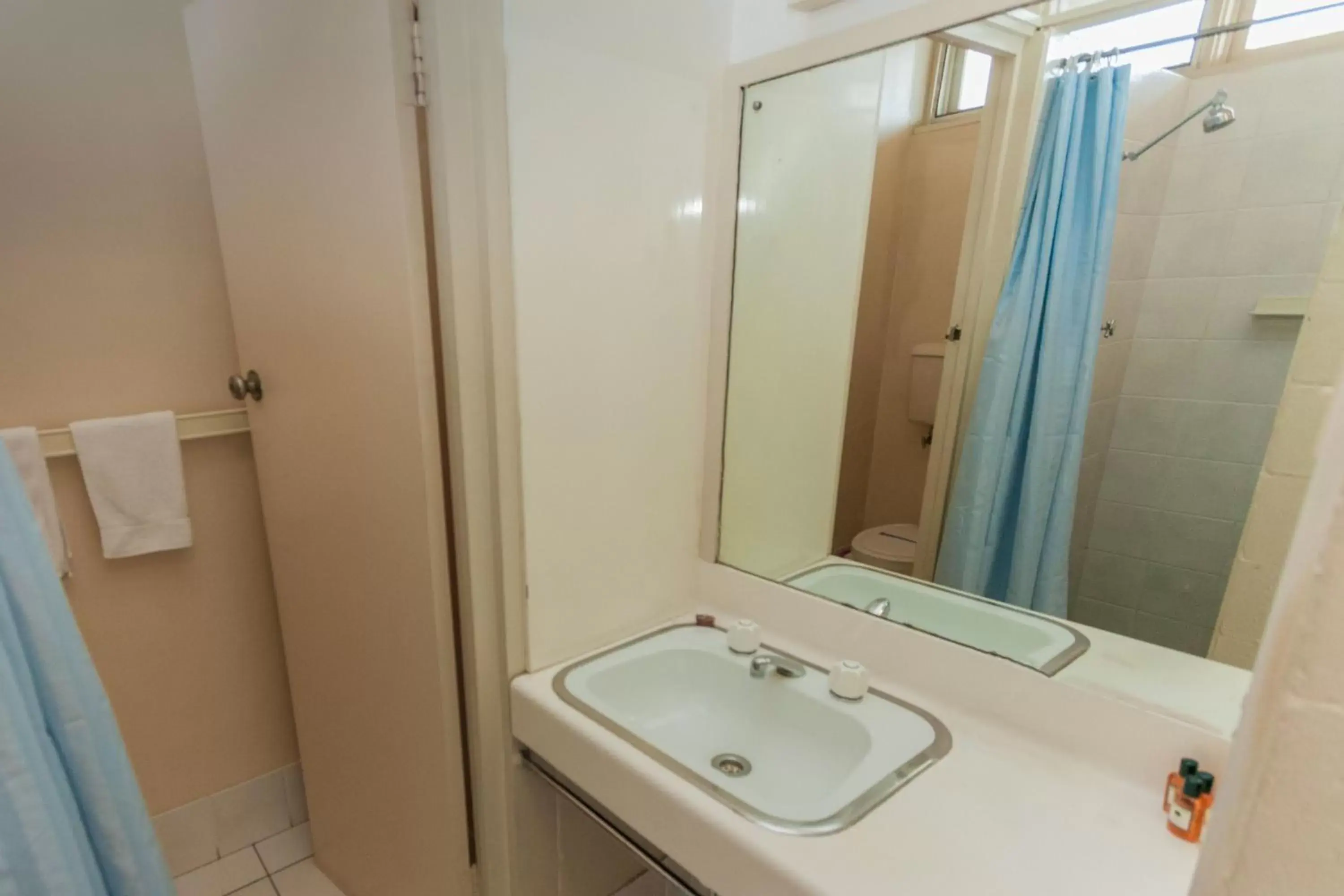 Bathroom in Moruya Waterfront Hotel Motel
