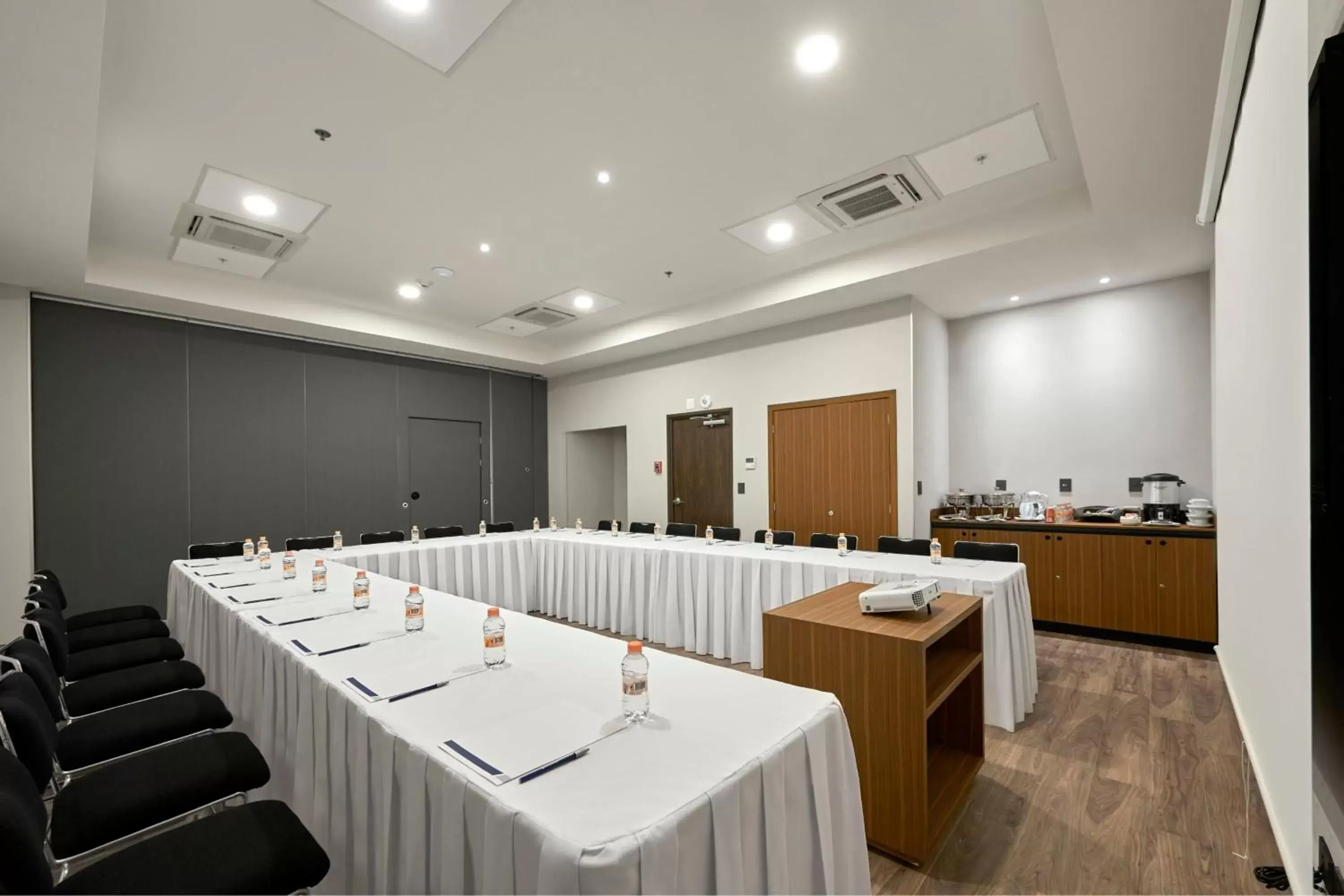 Meeting/conference room in City Express Suites by Marriott Cancún Aeropuerto