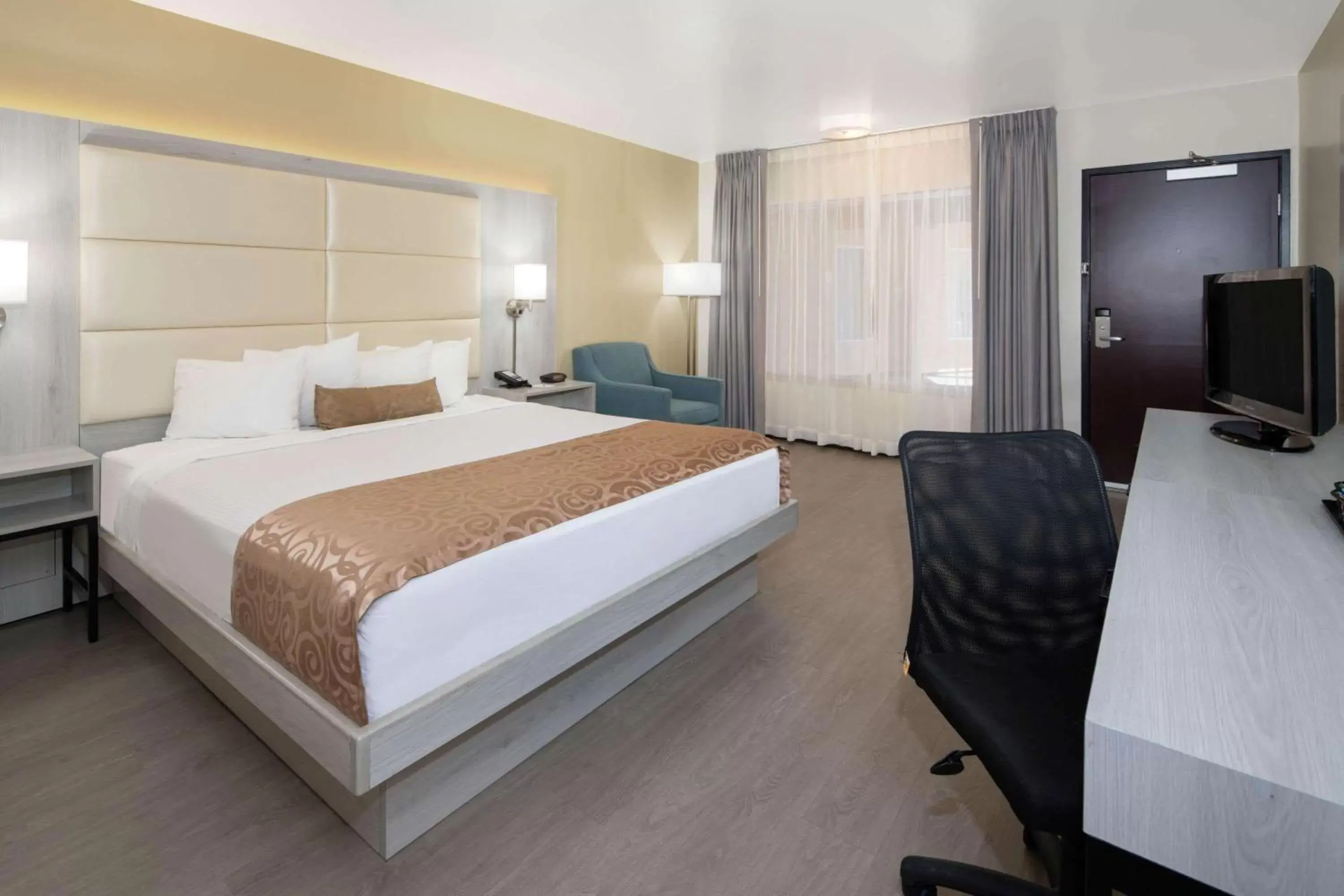 Photo of the whole room, Bed in Ramada by Wyndham Burbank Airport
