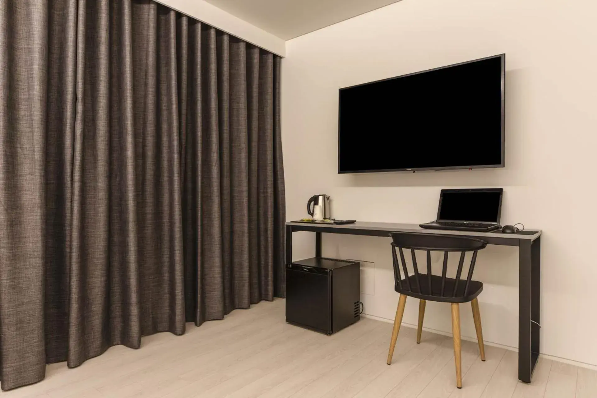 TV/Entertainment Center in H hotel Gasan