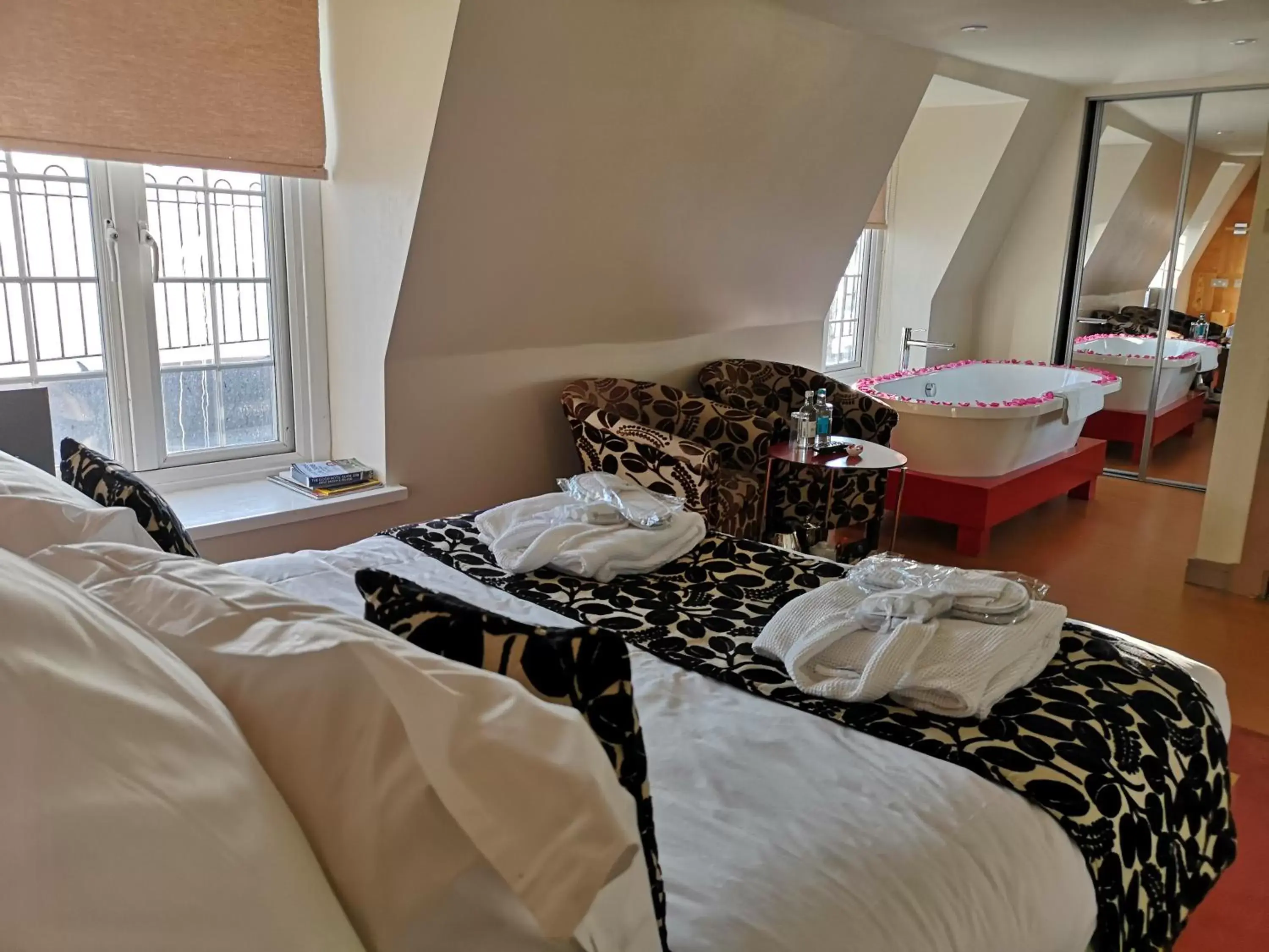 Bedroom in Drakes Hotel