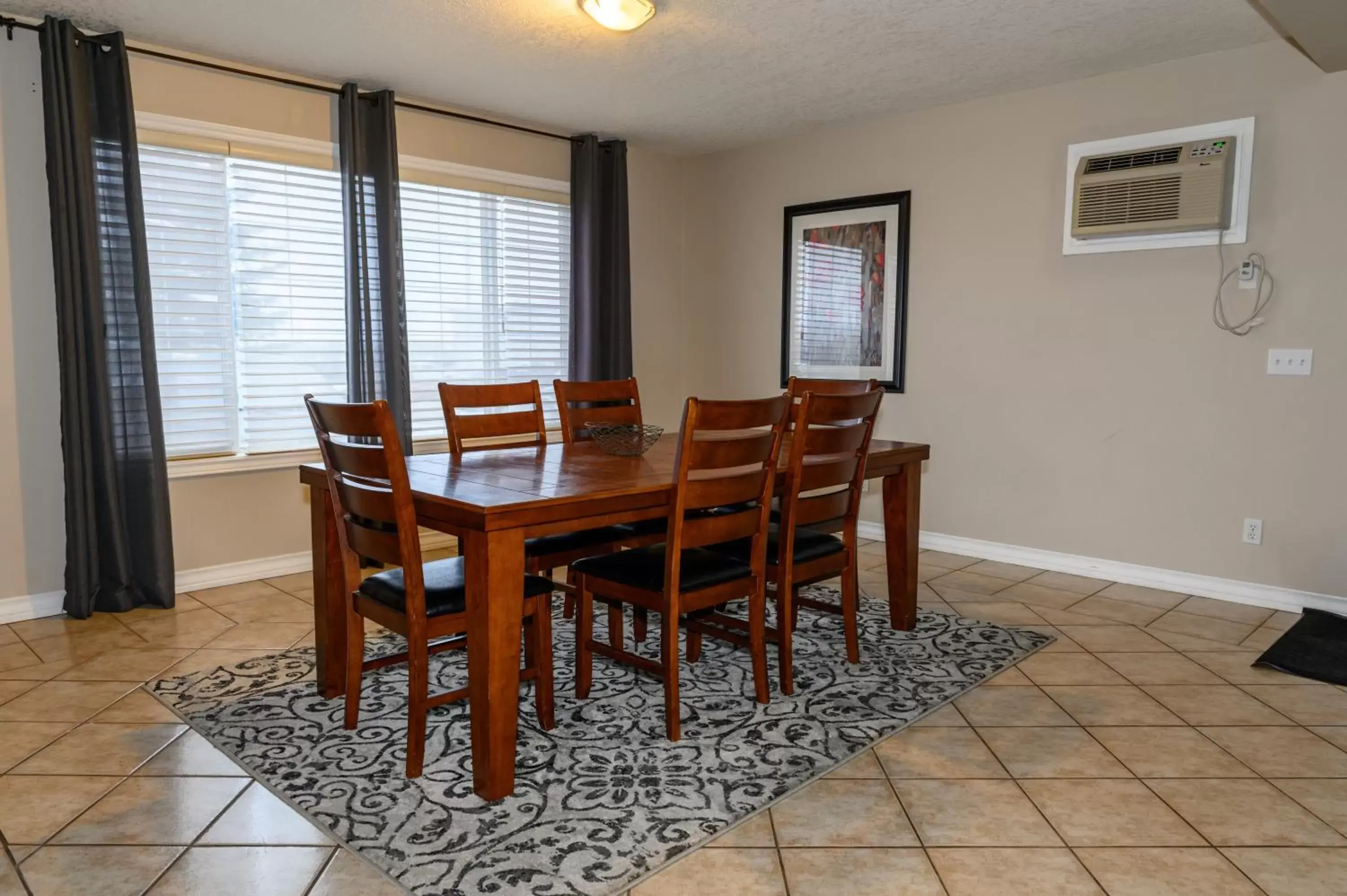 Dining Area in Super 8 by Wyndham Cochrane