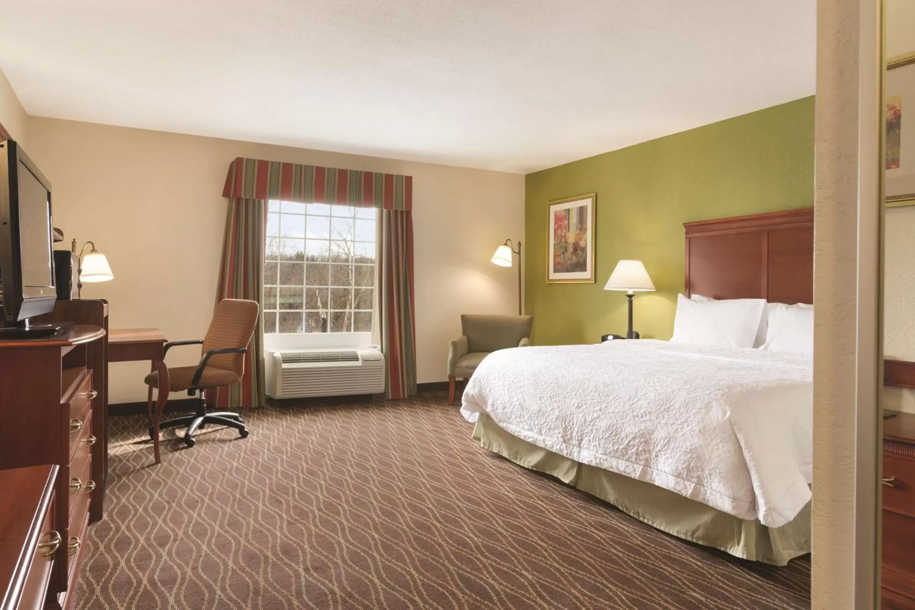 Bed in Hampton Inn & Suites Greenfield