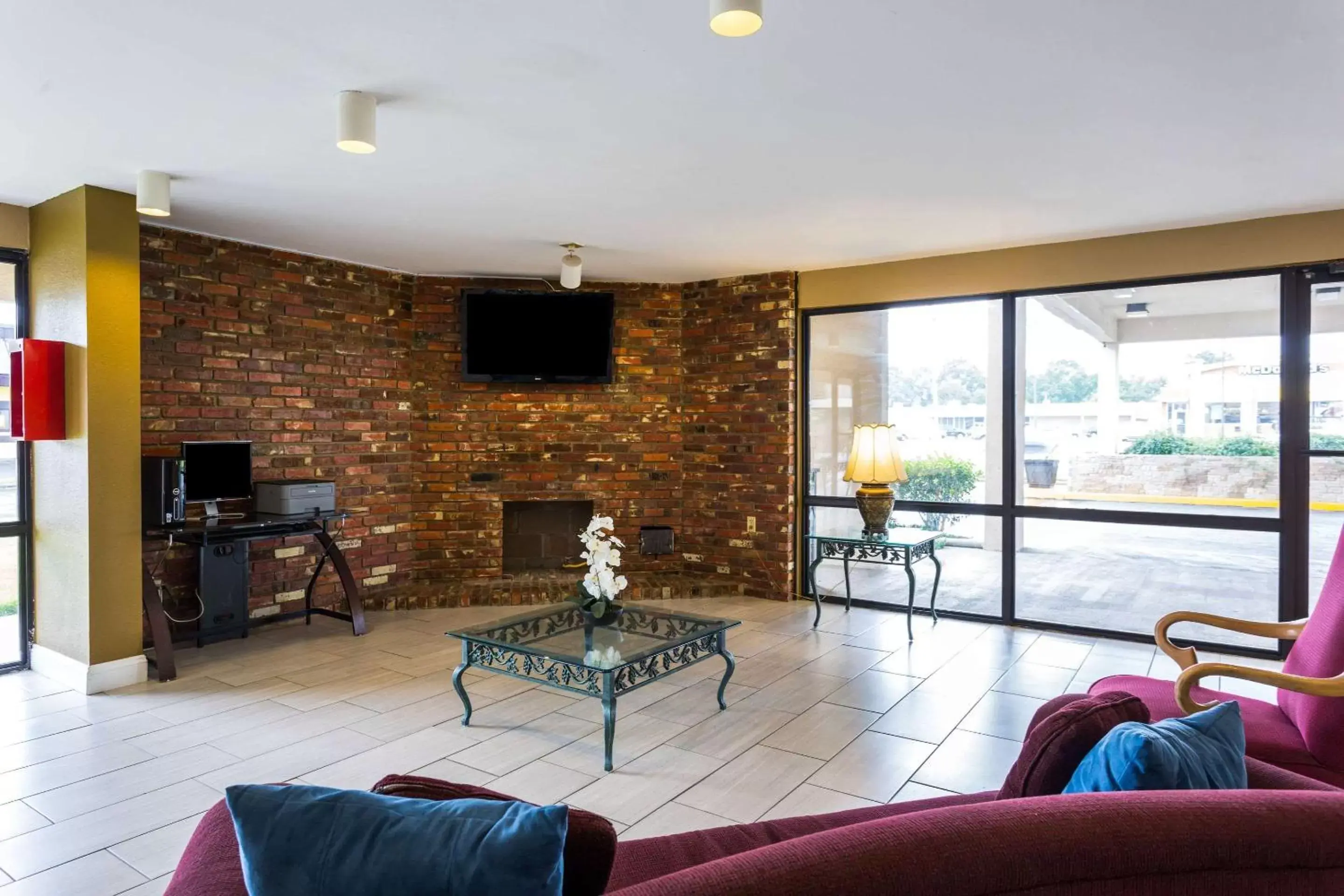 Lobby or reception, Lounge/Bar in Quality Inn Indianola