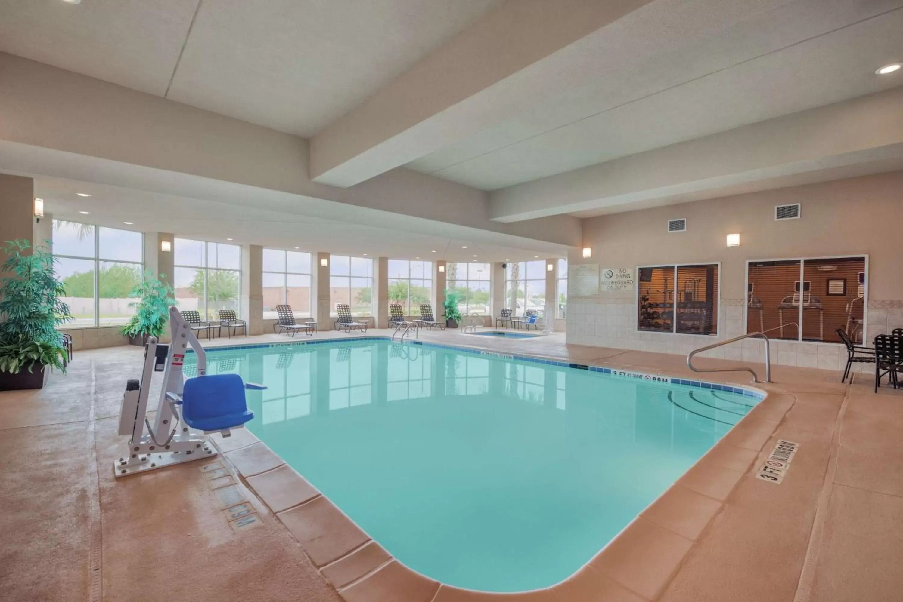 Lounge or bar, Swimming Pool in Hilton Garden Inn Warner Robins