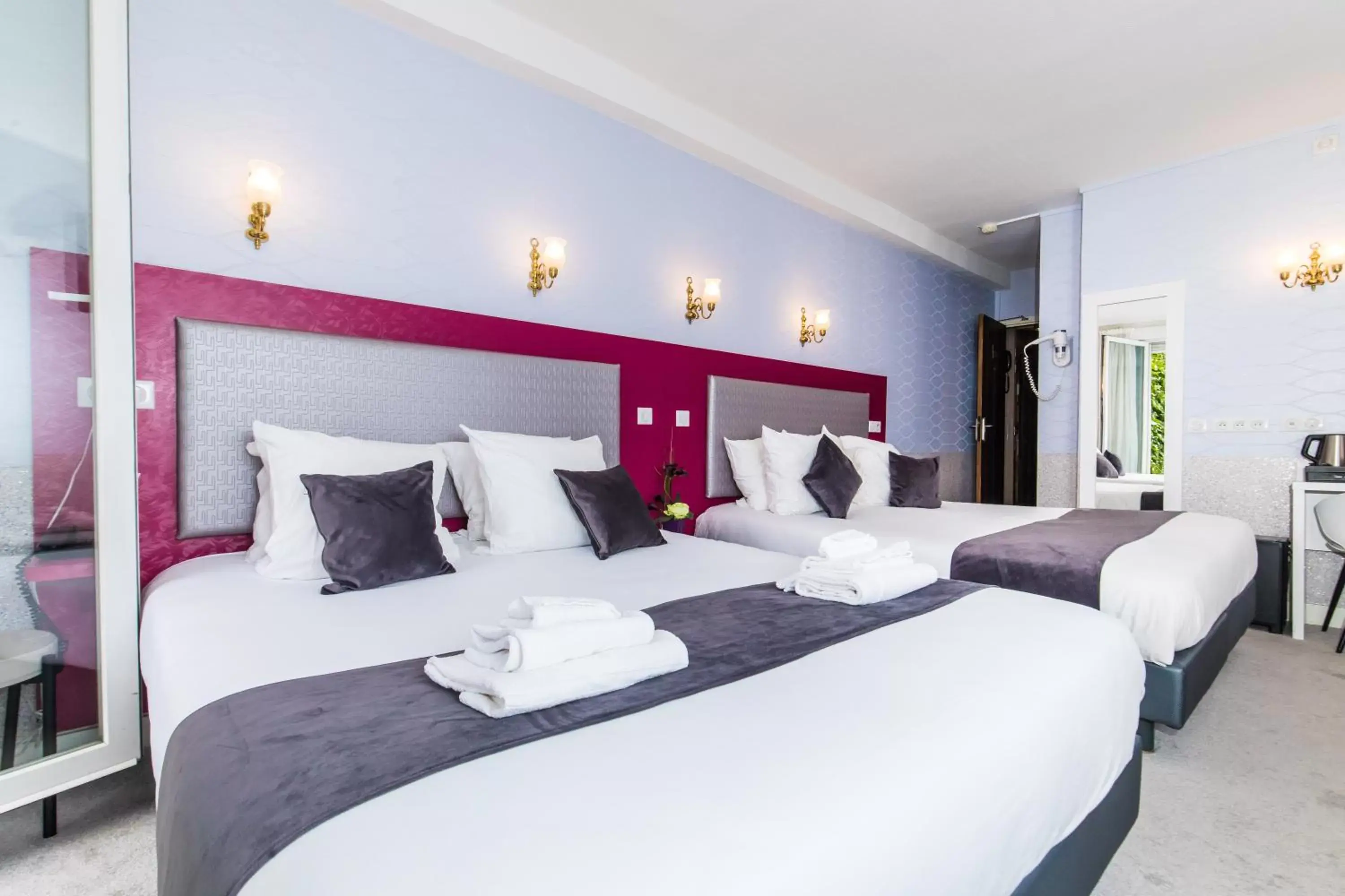 Bed in HOTEL DE PARIS MONTPARNASSE