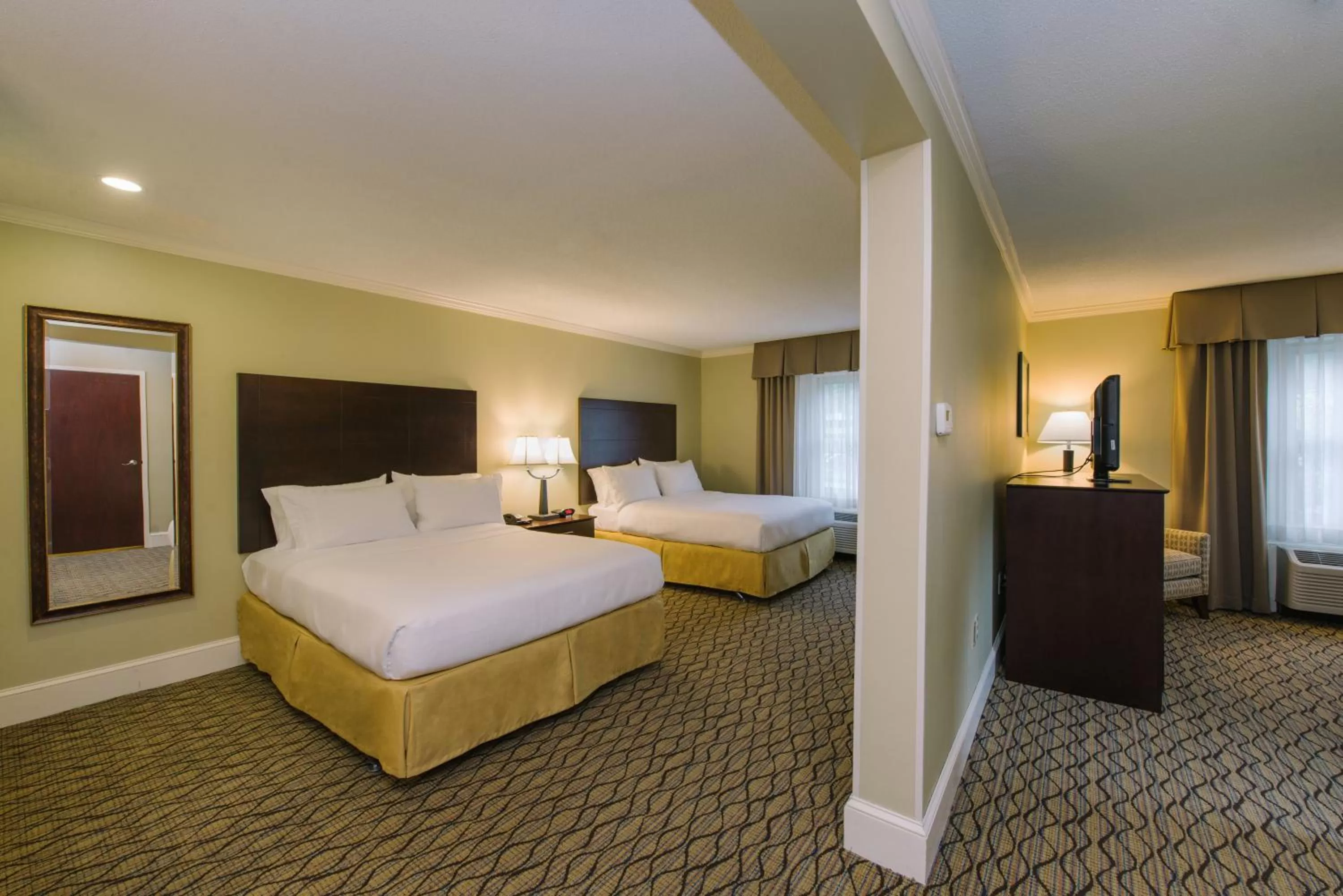 Photo of the whole room, Bed in Holiday Inn Express and Suites Merrimack by IHG