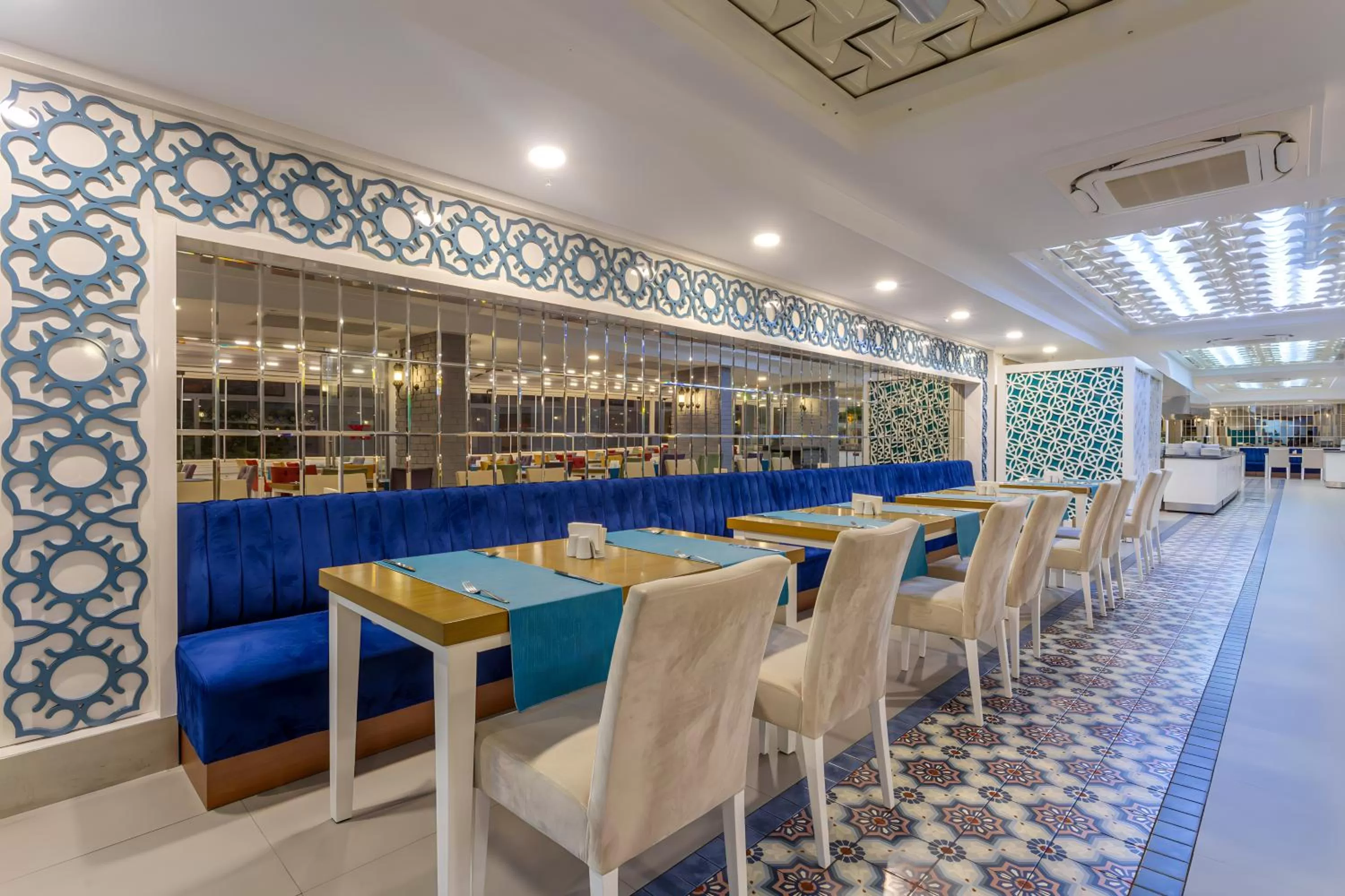 Restaurant/places to eat in Best Western Plus Khan Hotel