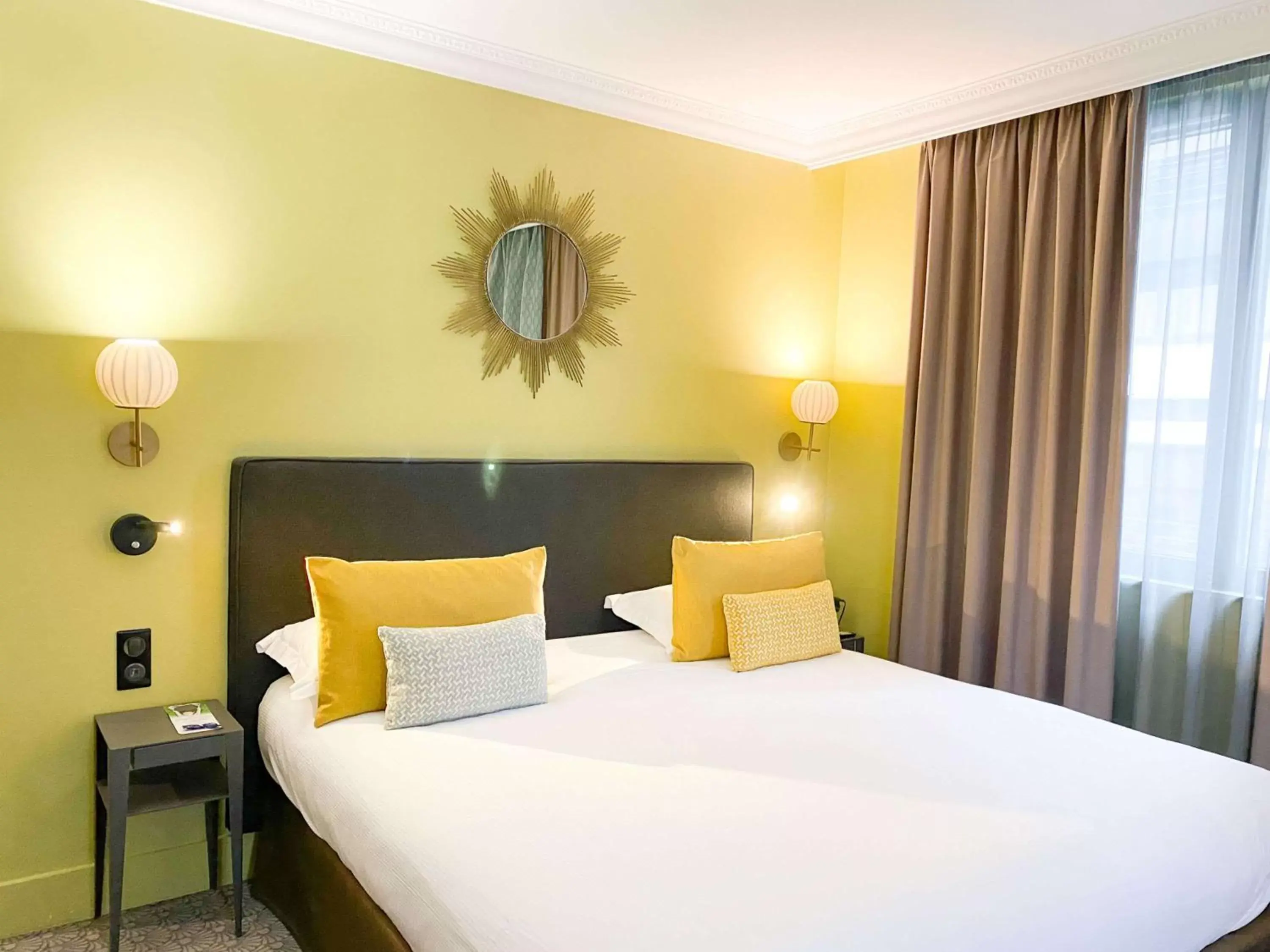 Bedroom, Bed in Best Western Plus Hotel de Dieppe 1880