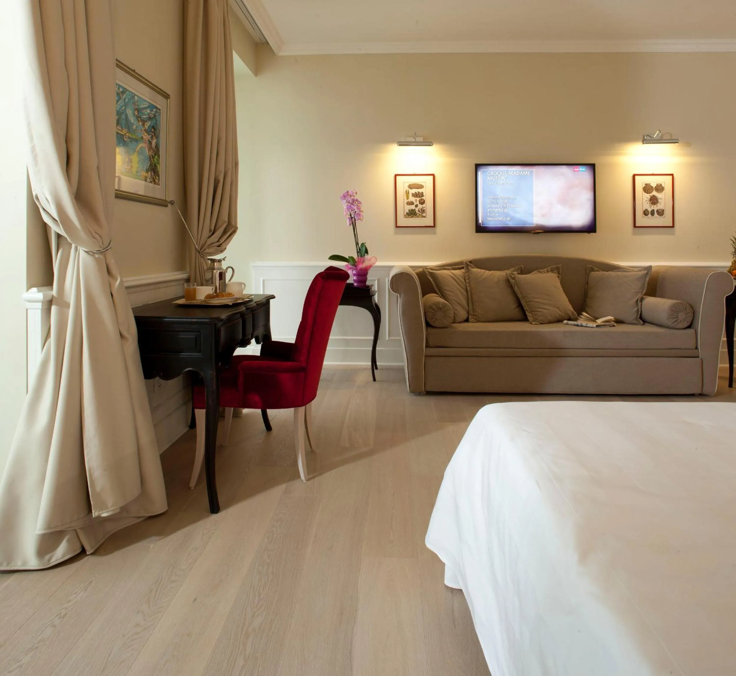 Living room, Bed in Hotel Riviera & Maximilian's