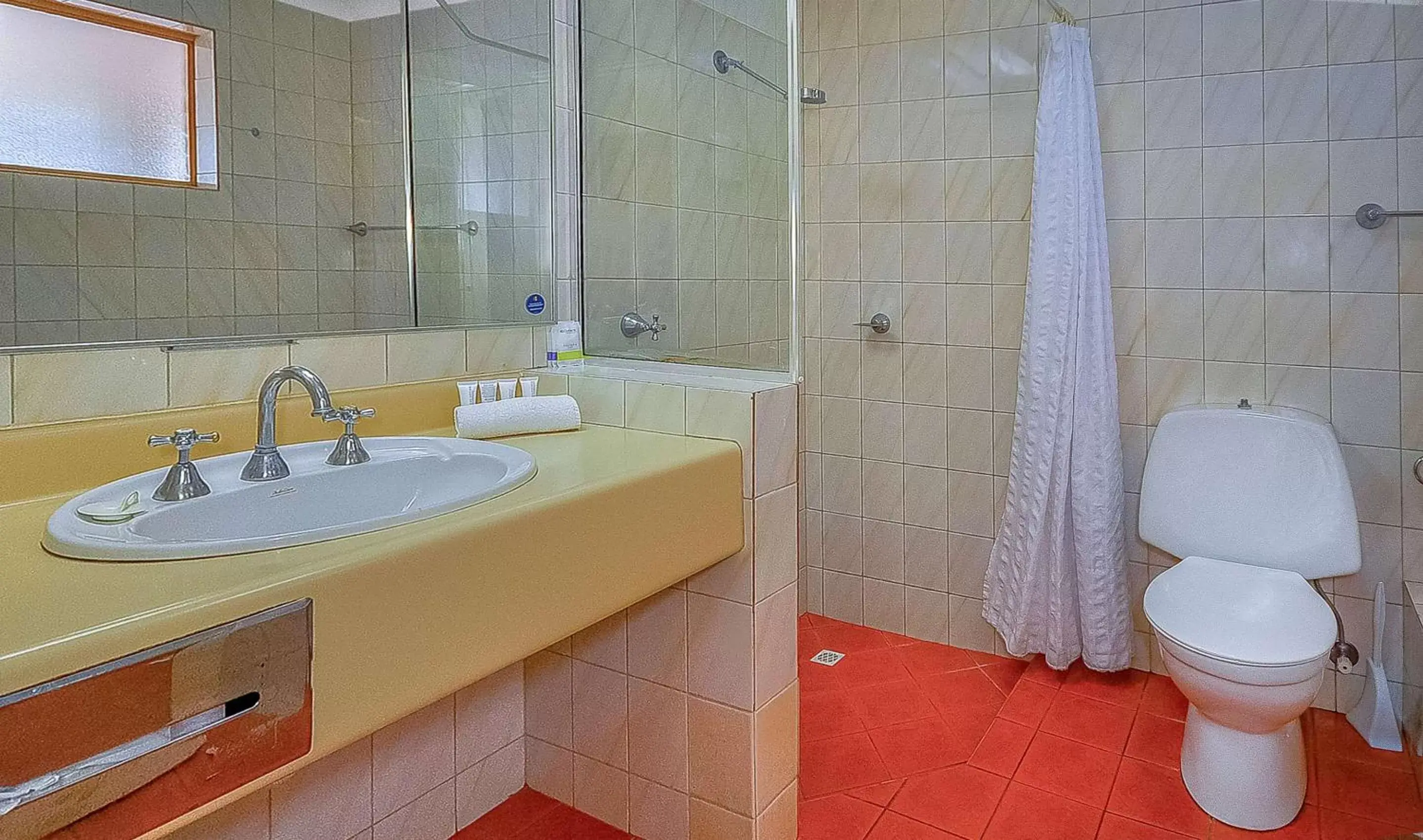 Photo of the whole room, Bathroom in Comfort Inn Bay of Isles