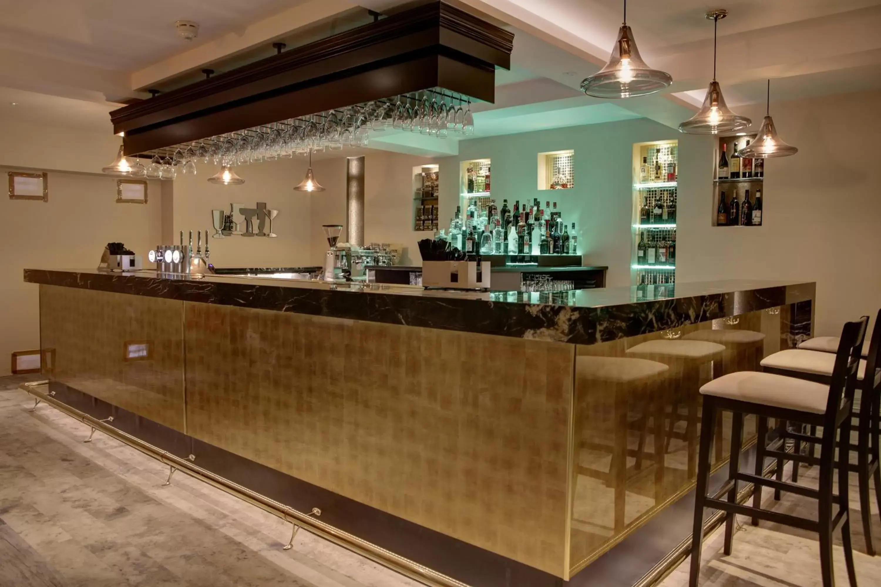 Food and drinks, Lounge/Bar in Best Western Plus Burlington Hotel