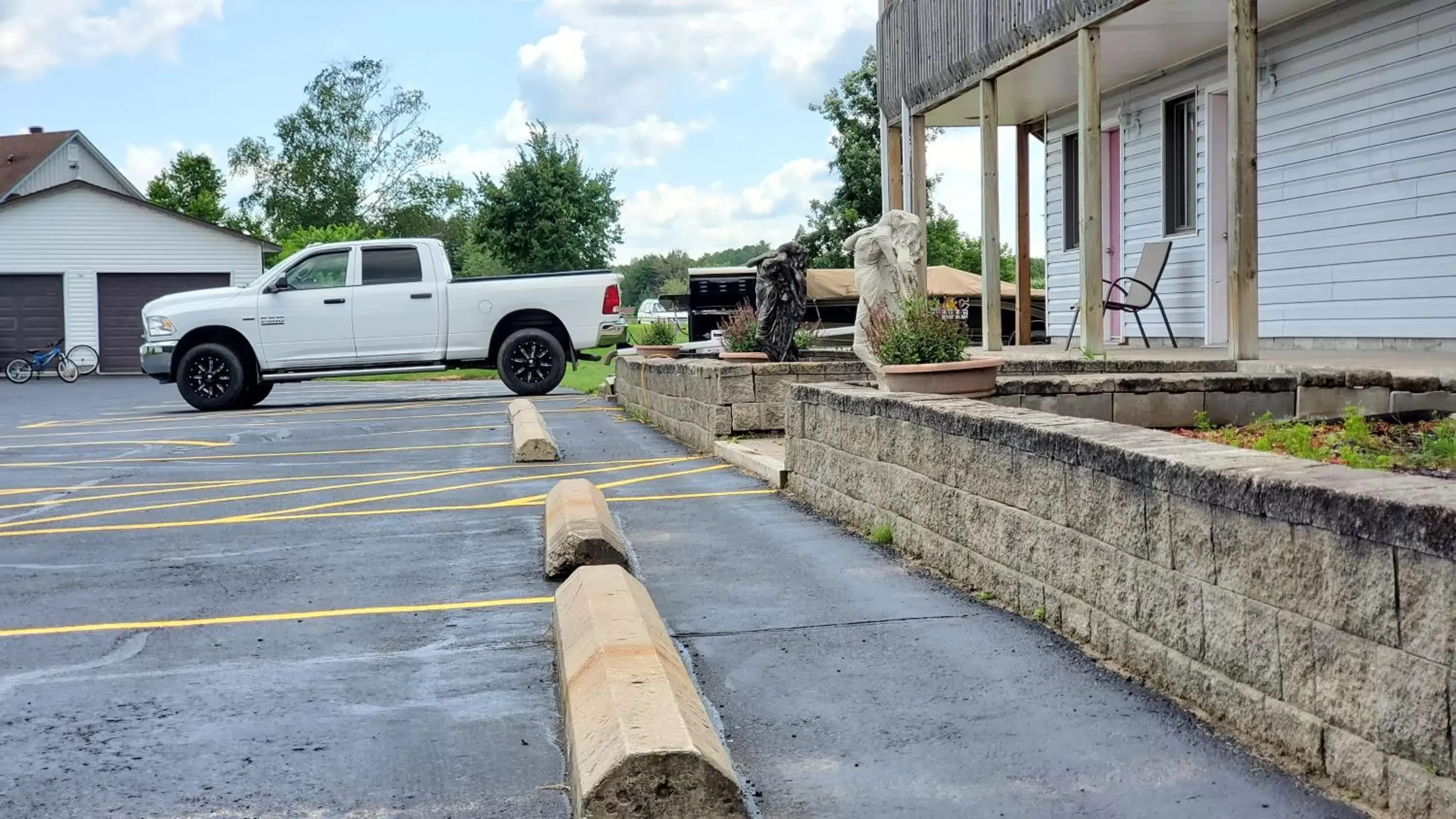 Parking in Knights Inn Colonial Fireside Inn