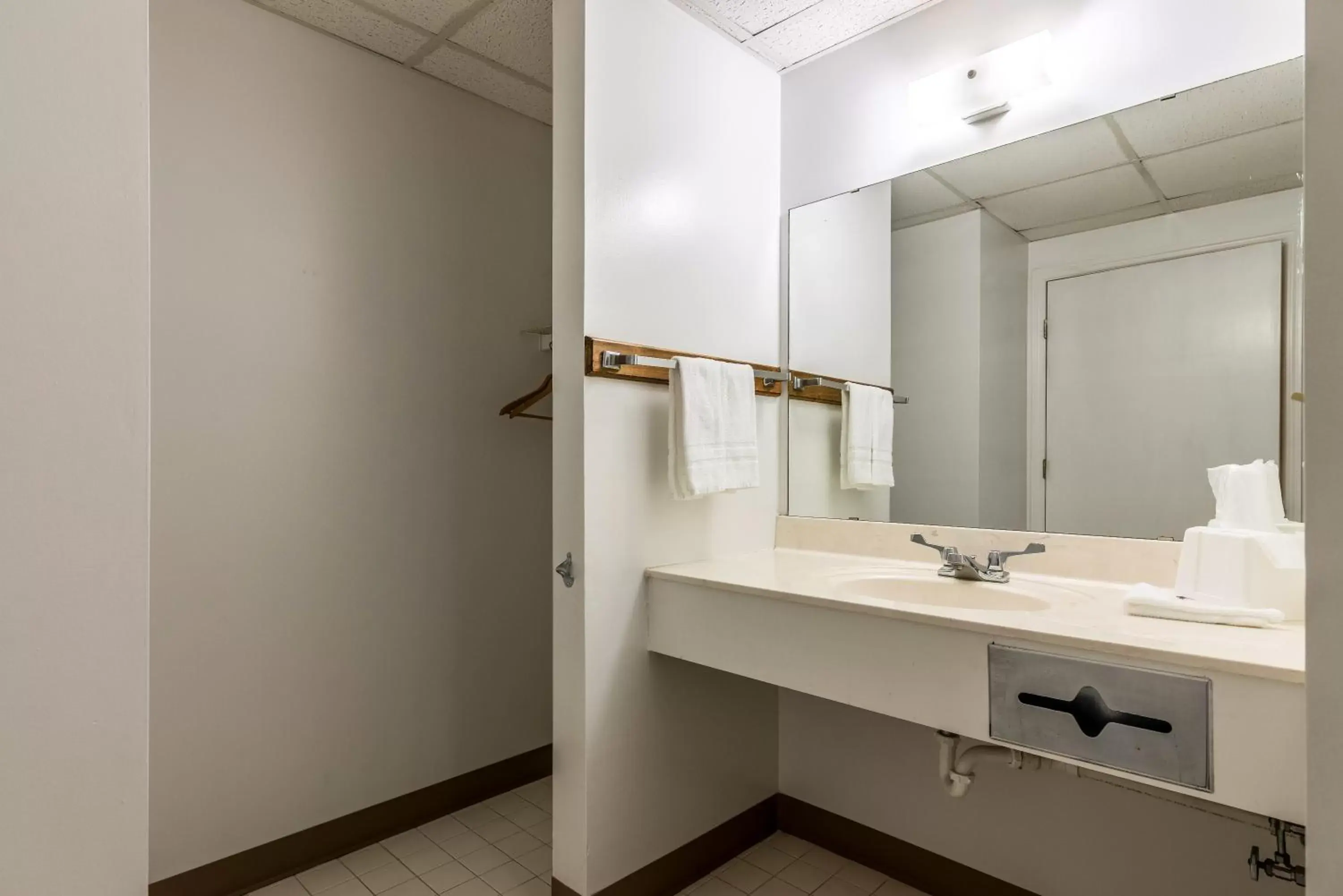 Bathroom in Motel 6-Attalla, AL