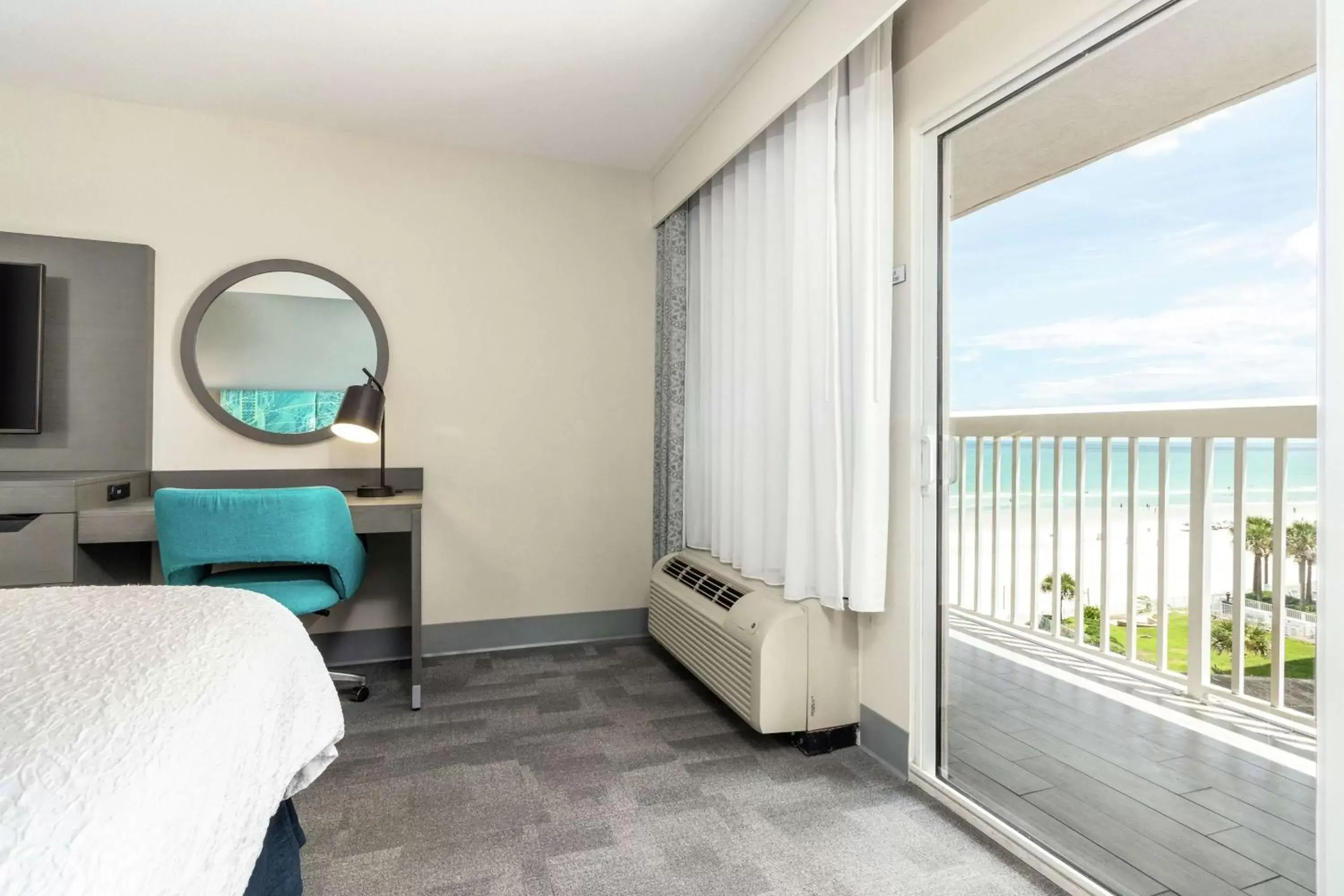 Bedroom, Sea View in Hampton Inn Daytona Shores-Oceanfront